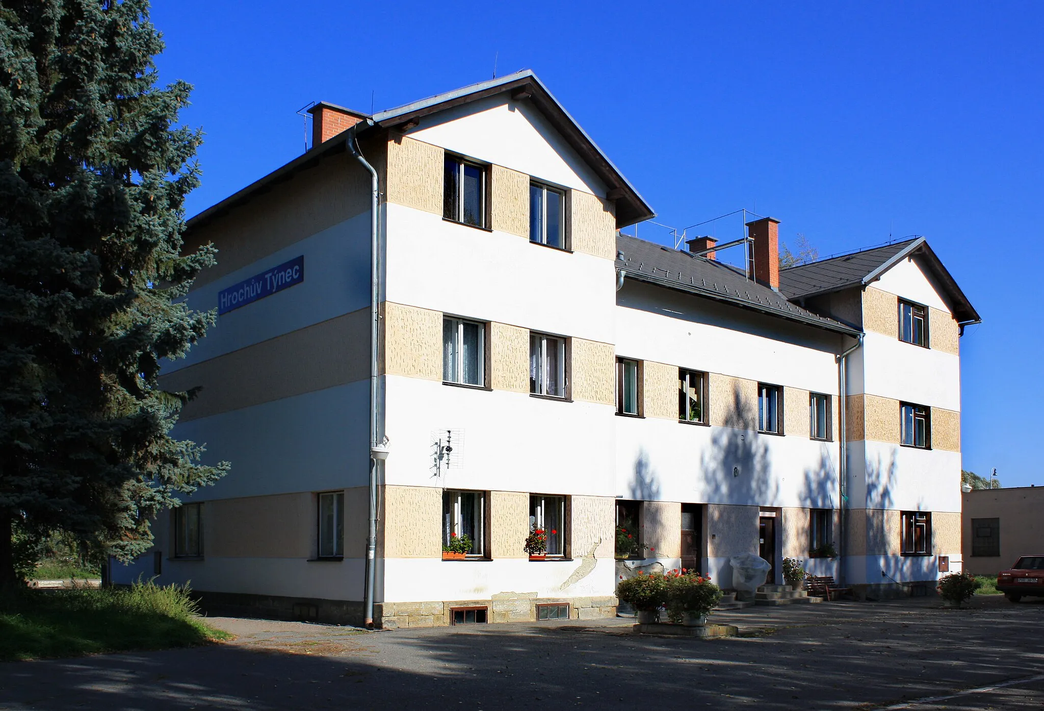 Photo showing: Train station in Hrochův Týnec, Czech Republic