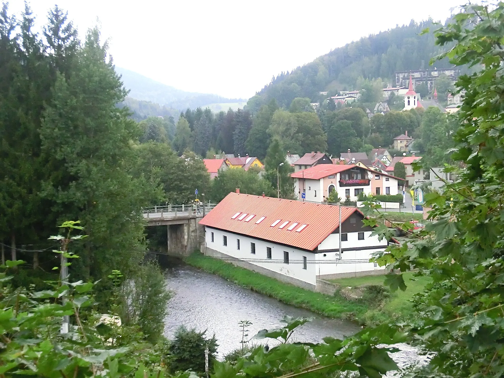 Photo showing: Silniční most spojuje město Jablonec nad Jizerou s obcí Sklenařice a městem Vysoké nad Jizerou.
Silniční most spojuje hlavní část města Jablonec nad Jizerou s pravobřežní místní částí Blansko.