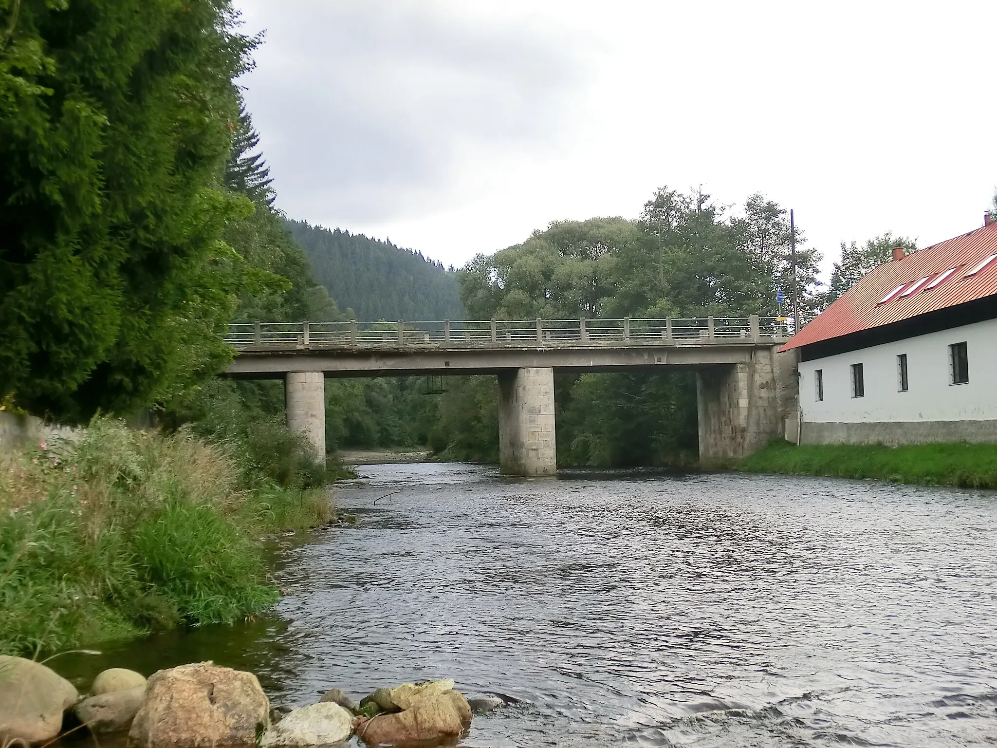 Photo showing: Silniční most spojuje město Jablonec nad Jizerou s obcí Sklenařice a městem Vysoké nad Jizerou.