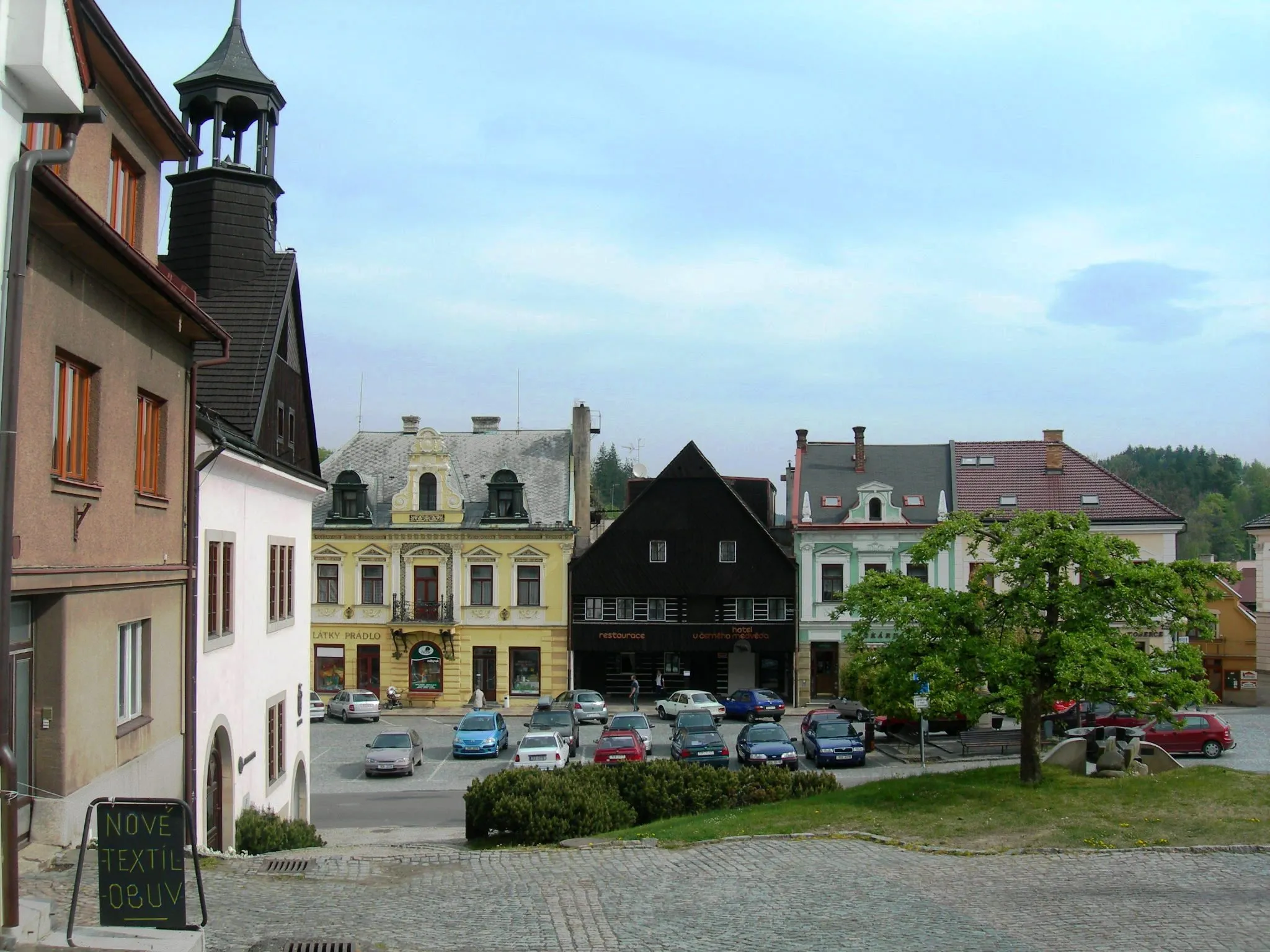 Photo showing: Jablonne nad Orlici, market and town hall (left)