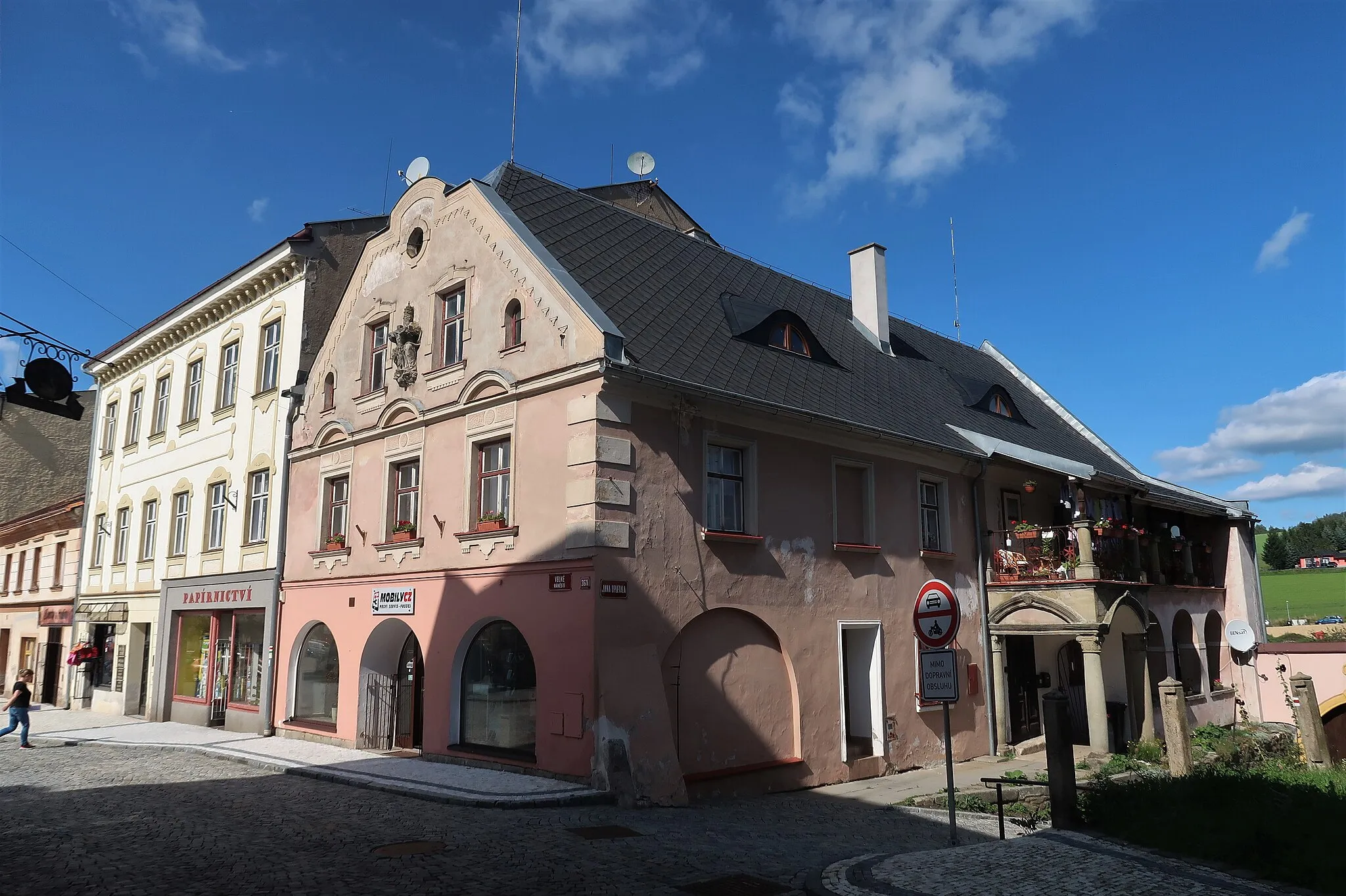Photo showing: Nároží Velkého náměstí a ulice Jana Opletala