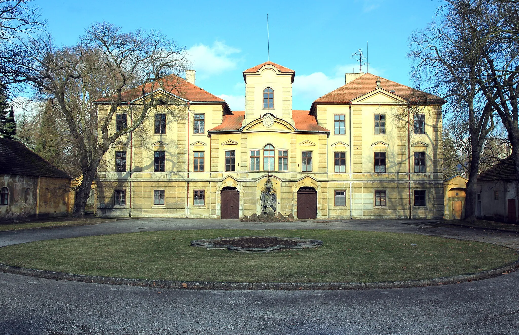 Photo showing: Dilapidated building of Bělohrad castle in Lázně Bělohrad, Czech Republic