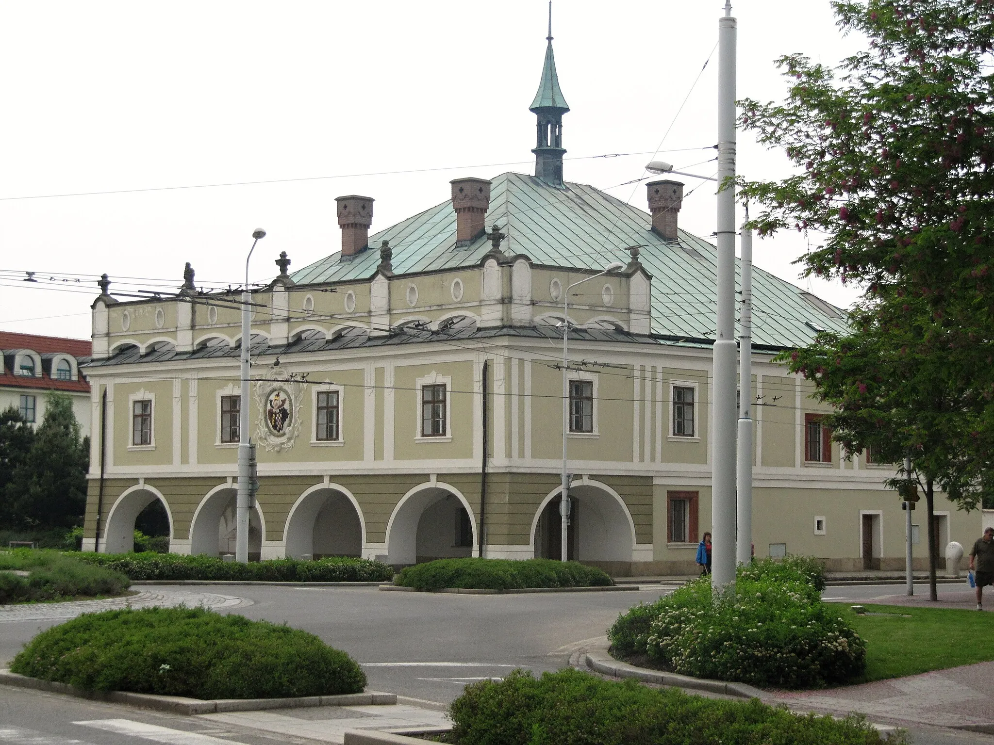 Photo showing: Lázně Bohdaneč in Pardubice District, Czech Republic. Square Masarykovo náměstí, town hall.