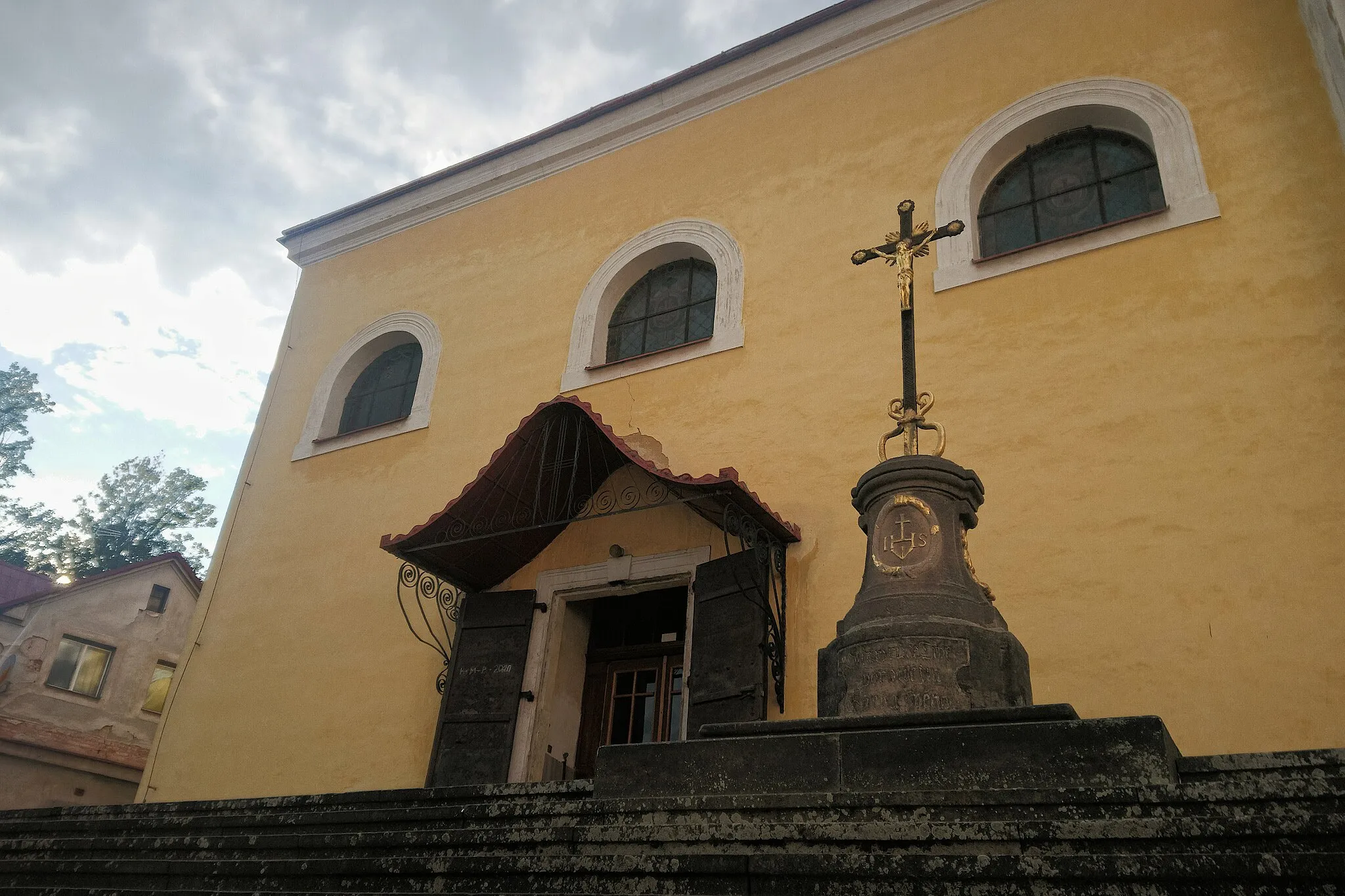 Photo showing: Crucifix in front of the church in the Czech village of Malé Svatoňovice.