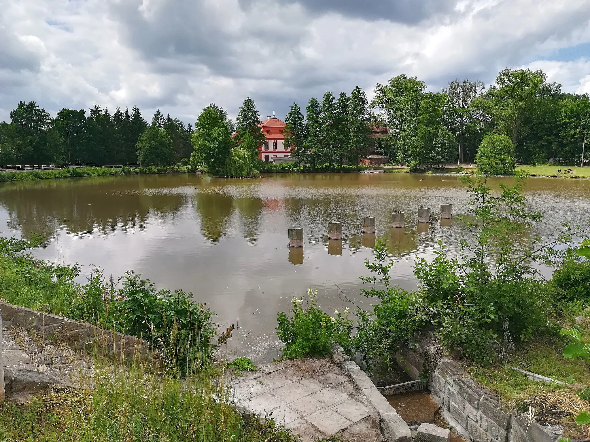 Photo showing: Meziměstí - rybník u zámku