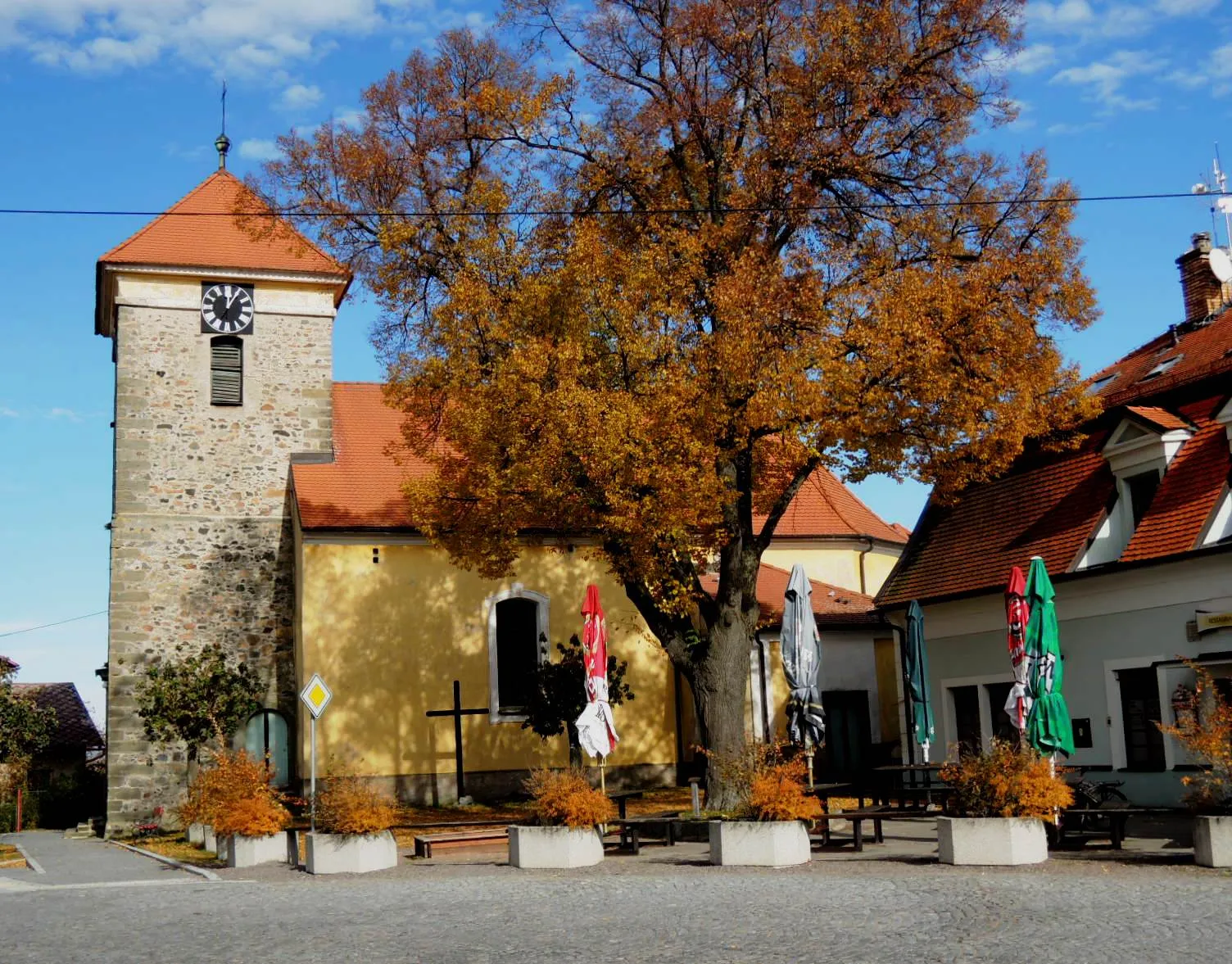 Photo showing: Nasavrky, church from South