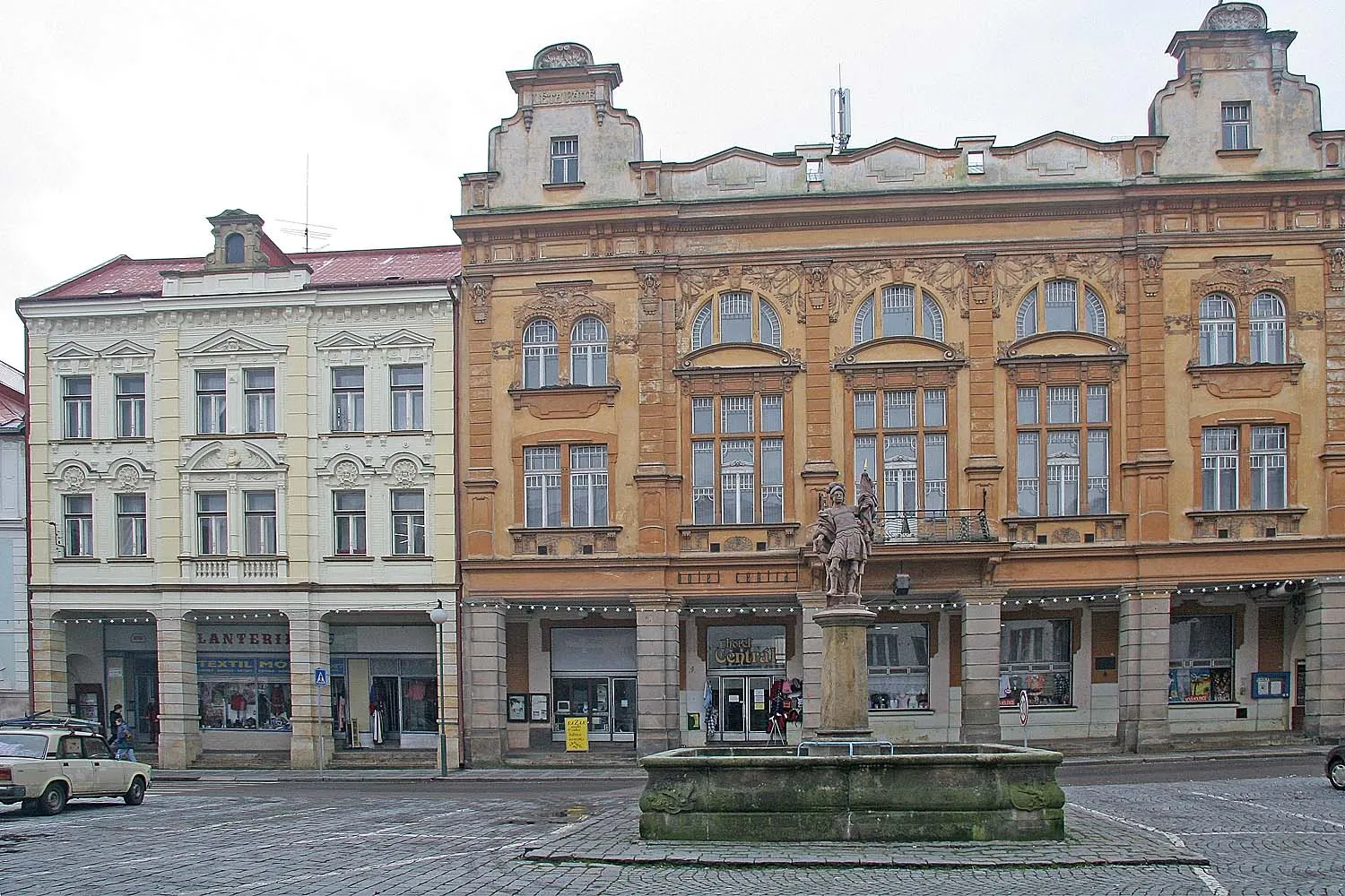 Photo showing: Nová Paka - Kašna na náměstí, district Jičín
autor: Prazak

date: 2. 1. 2007