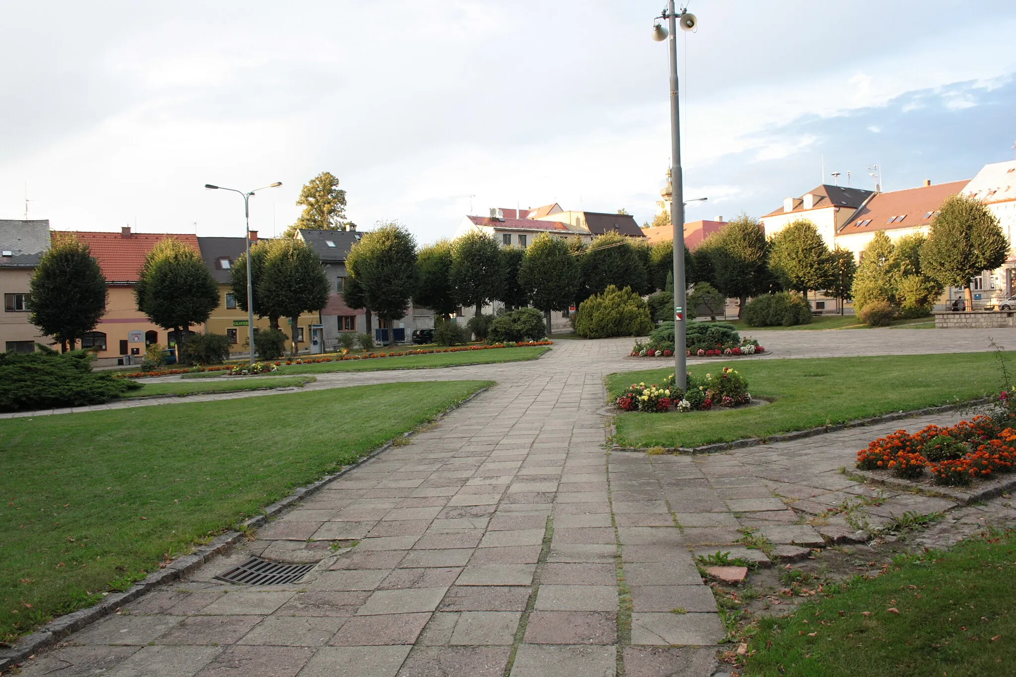 Photo showing: Mírové náměstí v Novém Městě pod Smrkem (pohled od jihozápadu).
