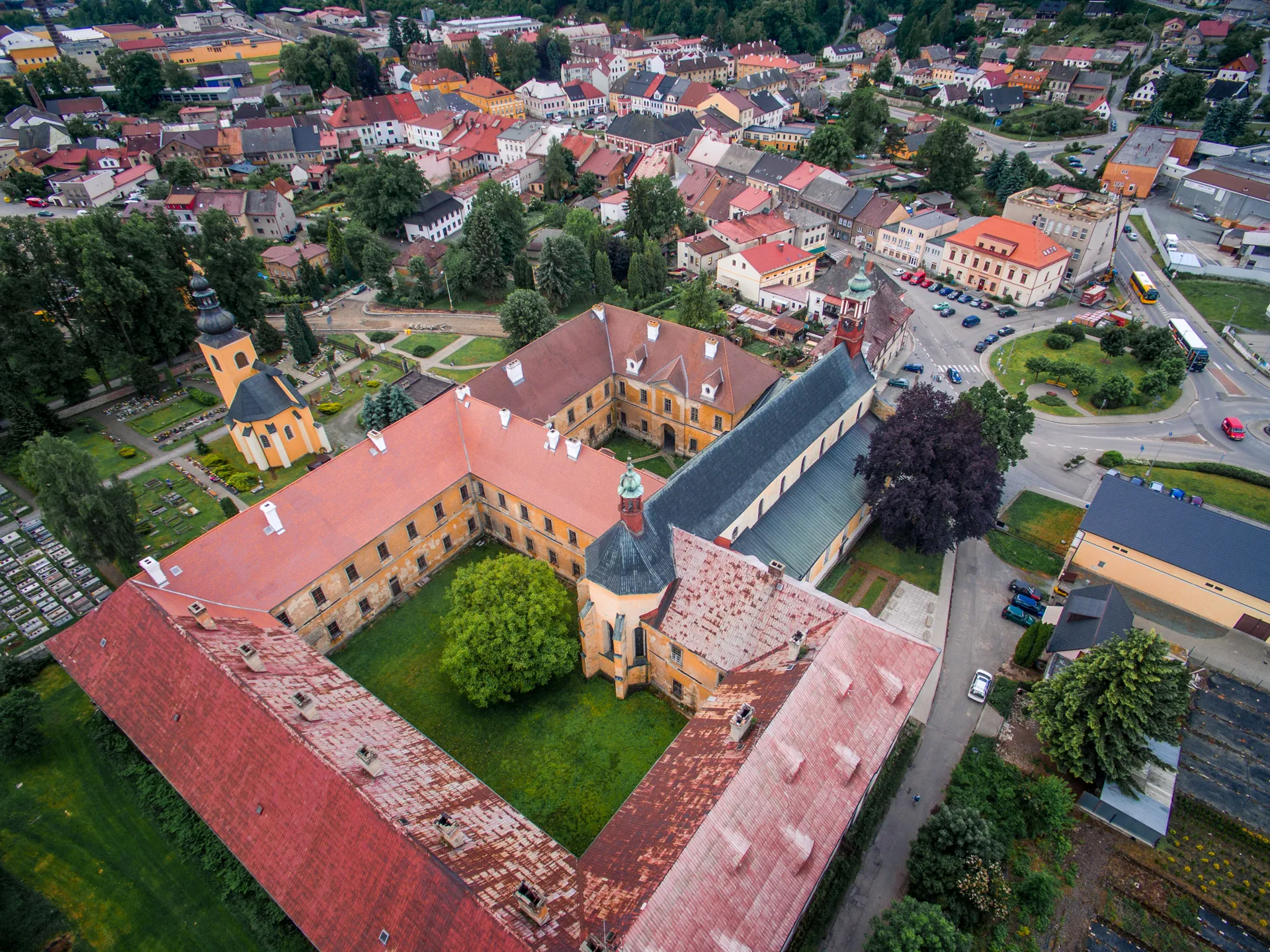 Photo showing: Letecký pohled na klášter s kostelem