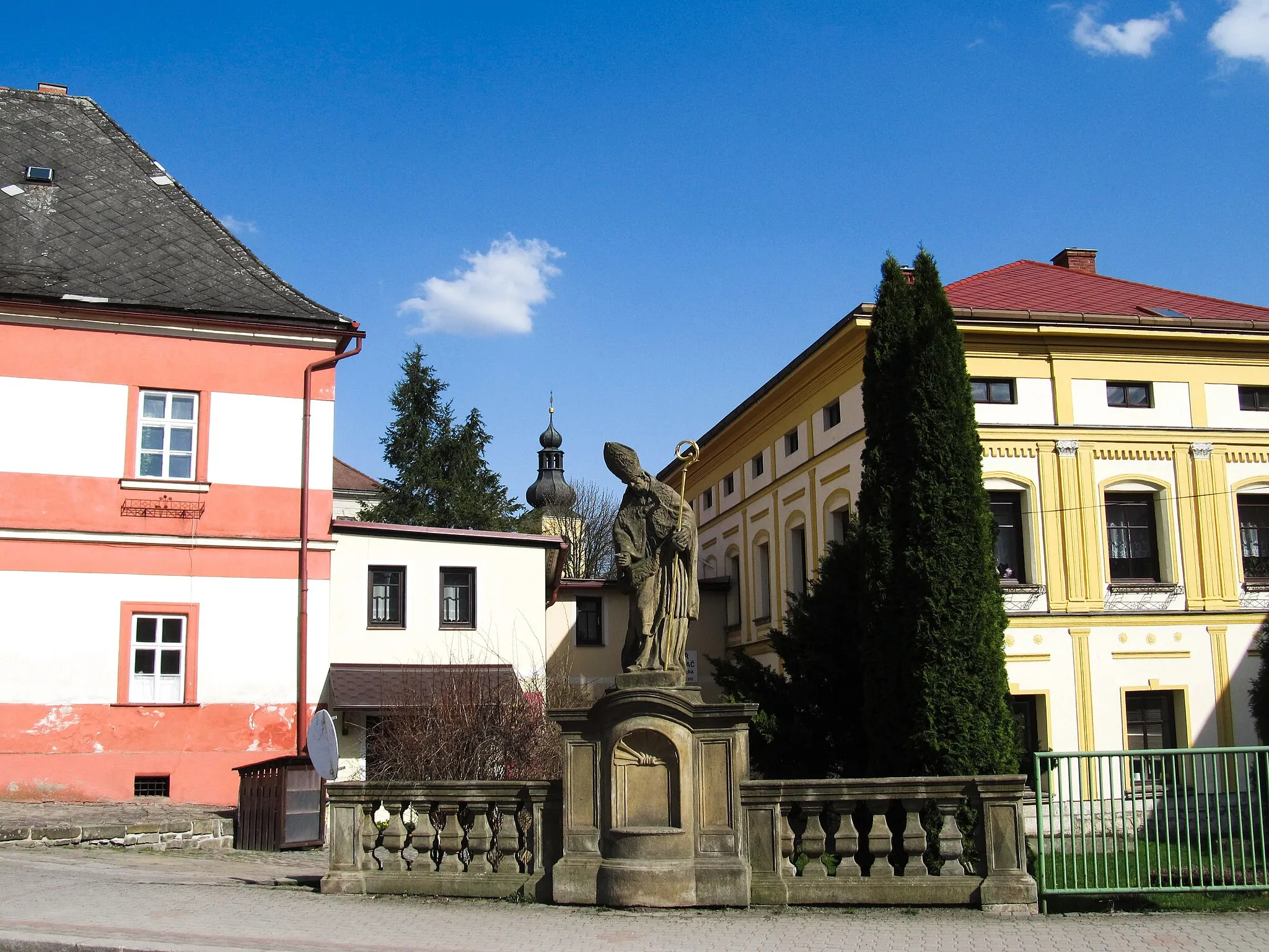 Photo showing: Socha sv. Prokopa a podklášterní mlýn