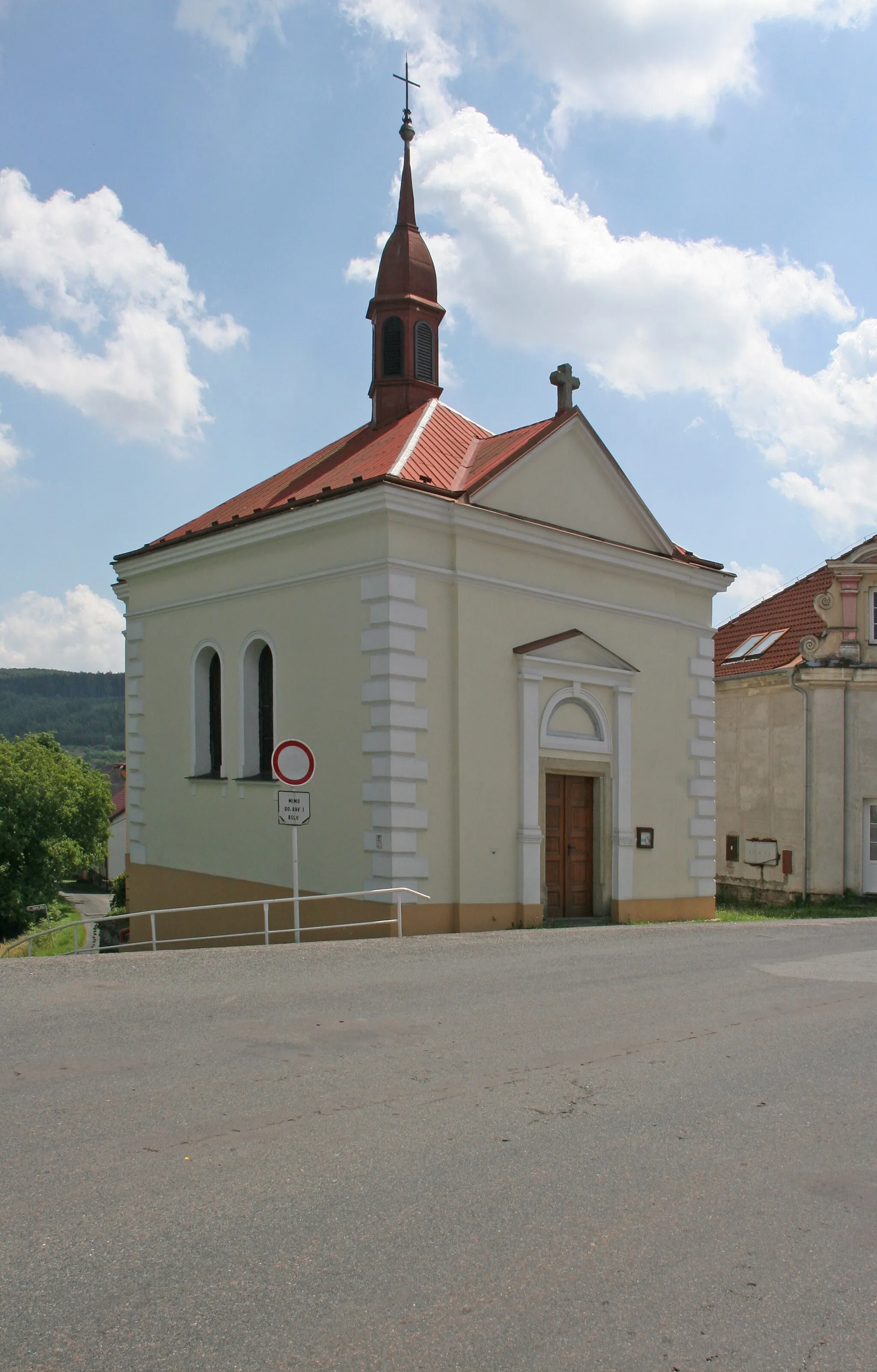 Photo showing: Prachovice kaple Nanebevzetí Panny Marie
Camera location 49° 53′ 38.58″ N, 15° 37′ 42.9″ E View this and other nearby images on: OpenStreetMap 49.894050;   15.628583

This file was created as a part of the photographic program of Wikimedia Czech Republic. Project: Foto českých obcí The program supports Wikimedia Commons photographers in the Czech Republic.