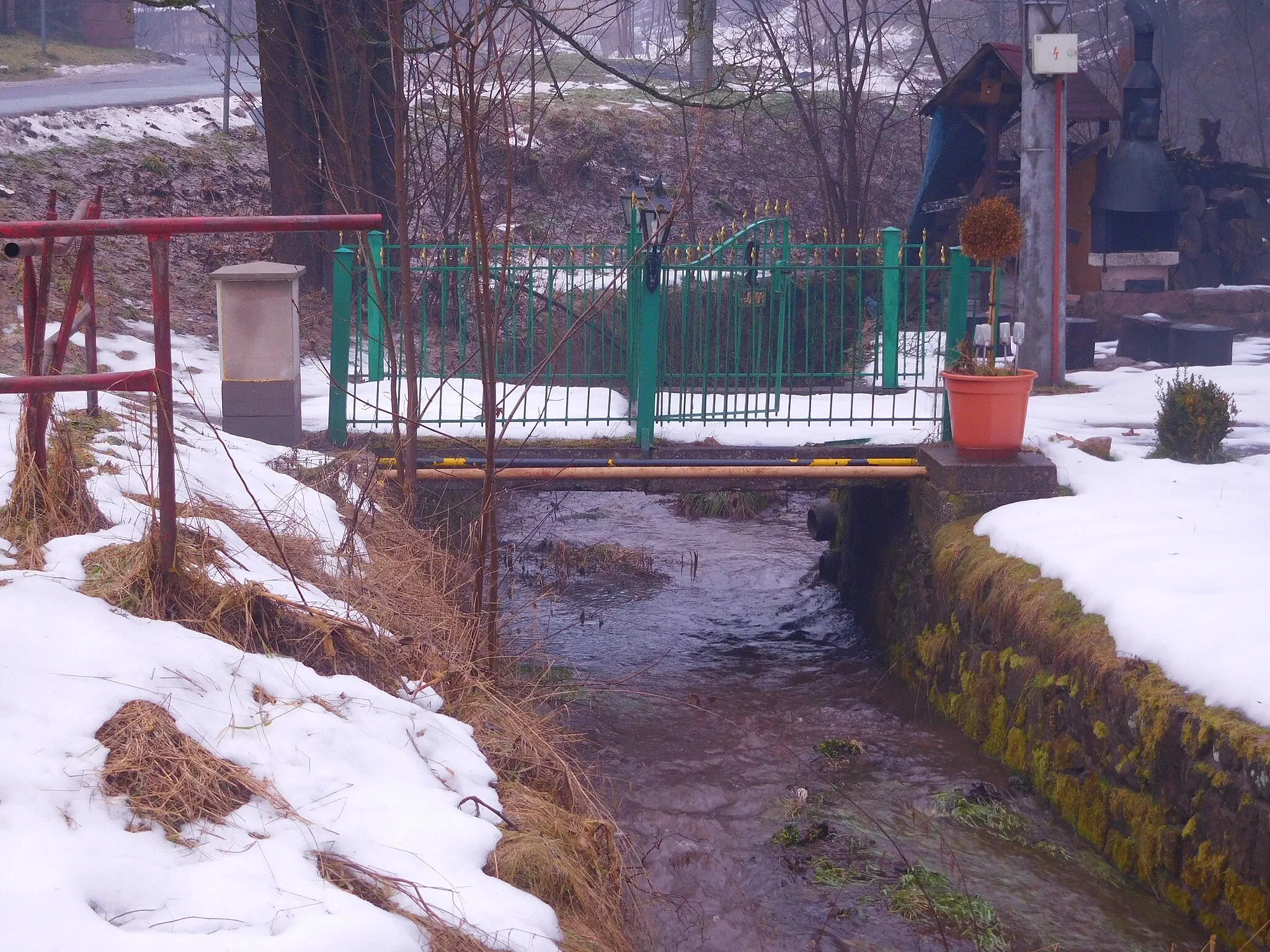 Photo showing: Rudník, vjezdový most přes Luční potok k domu čp. 221
