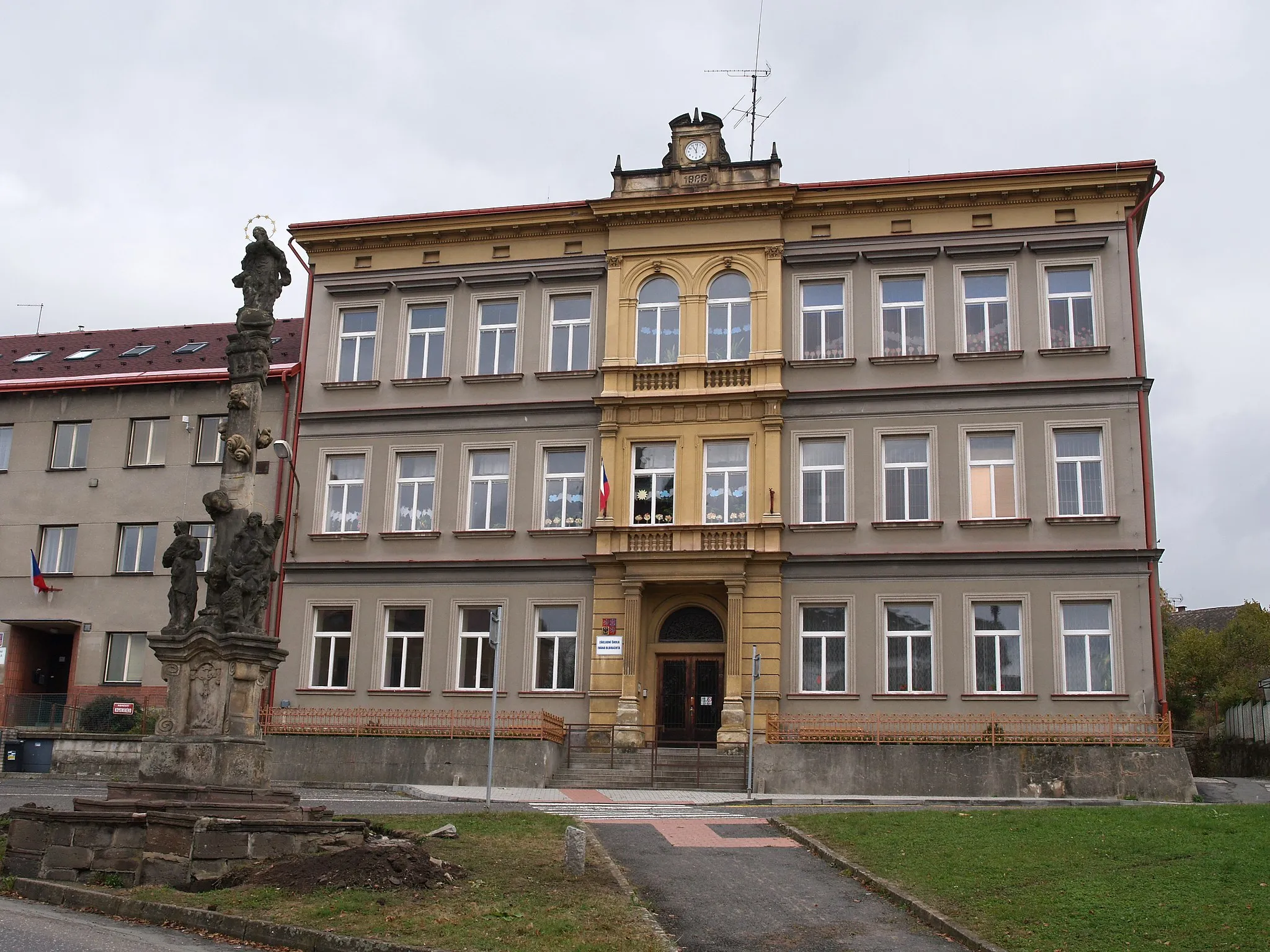 Photo showing: Czech town Semily—Basic school, named after Czech writer Ivan Olbracht, born 1882 in Semily