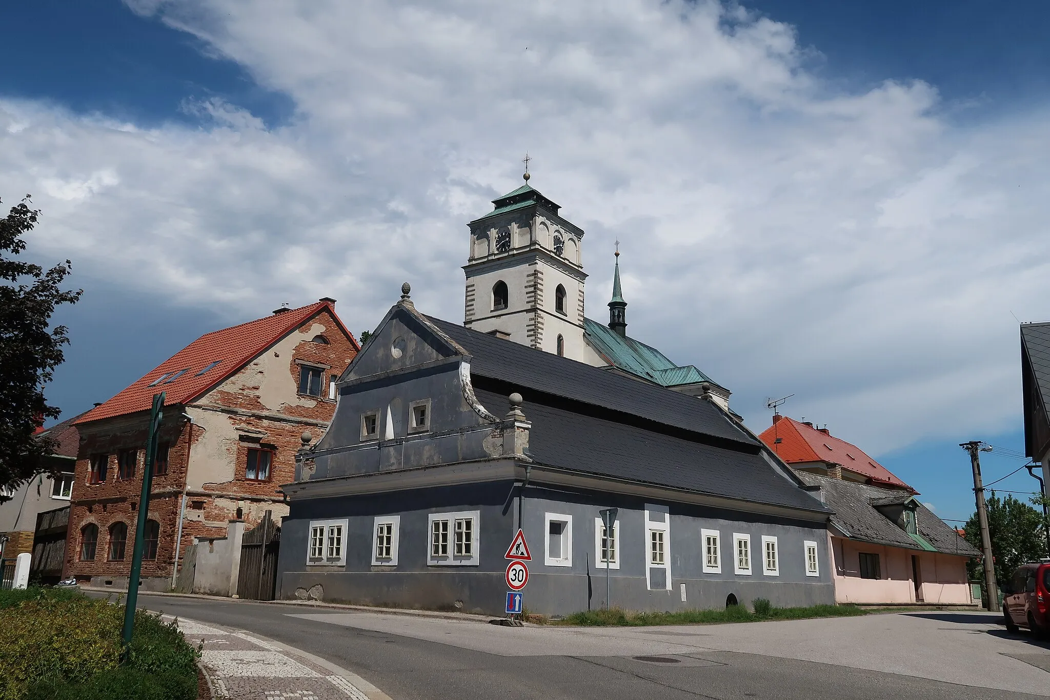 Photo showing: Boleslavská ulice s bývalým panským špitálem a kostelem sv. Maří Magdaleny