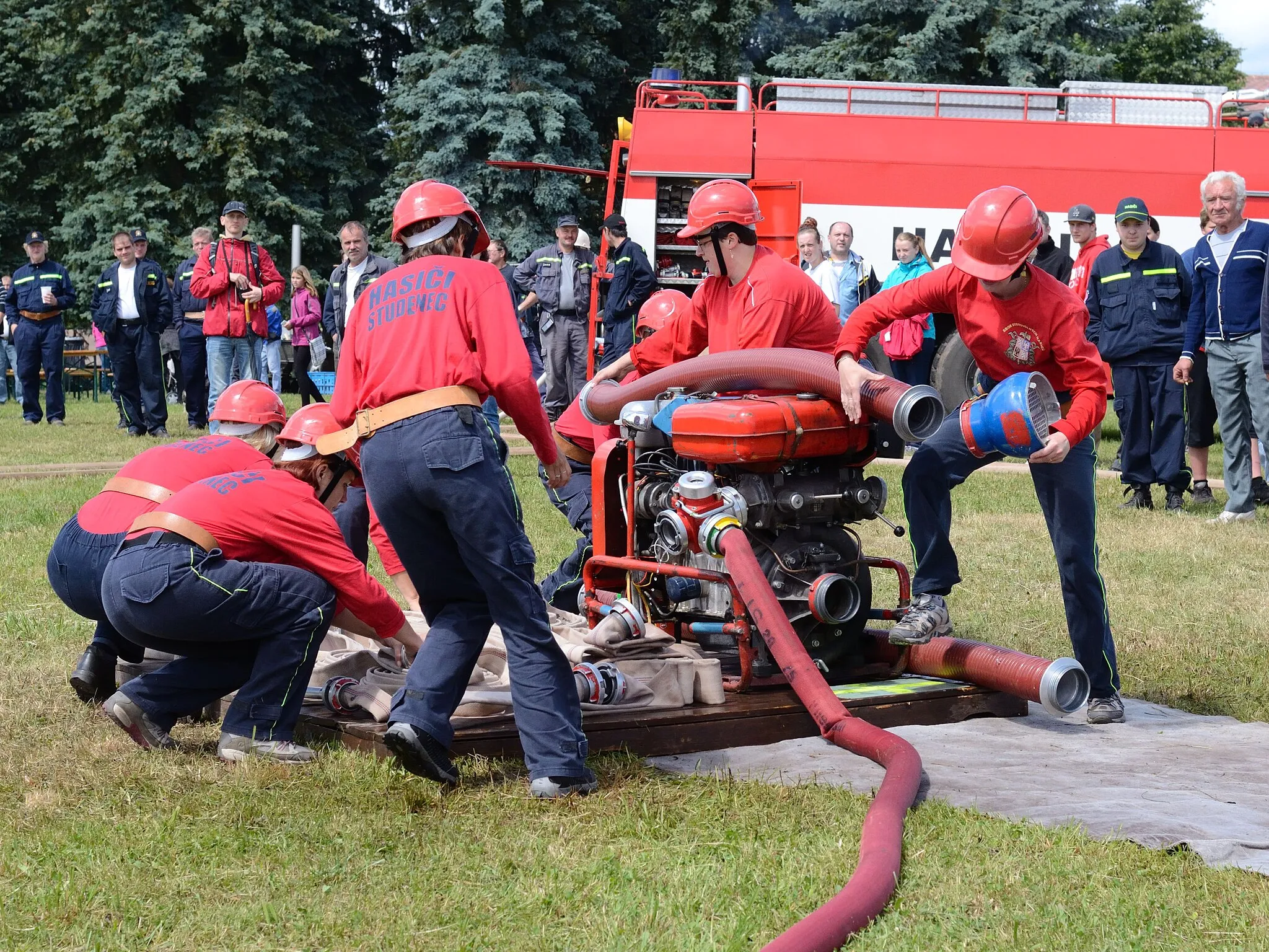 Photo showing: Hasičská soutěž ve Studenci 14. června 2014. Soutěžící místní družstvo žen.