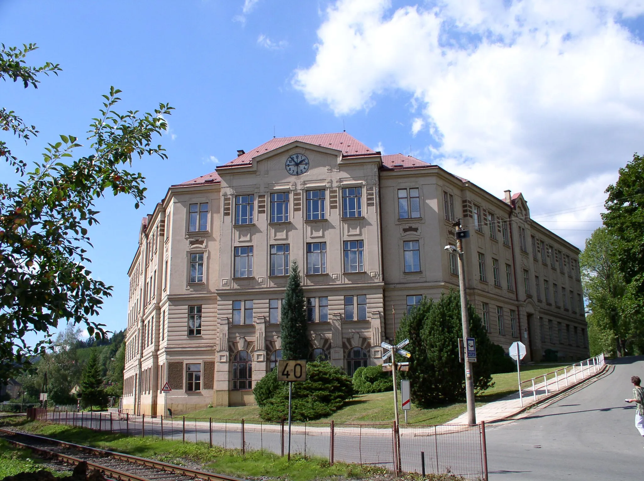 Photo showing: Teplice nad Metuji - building of elementary school