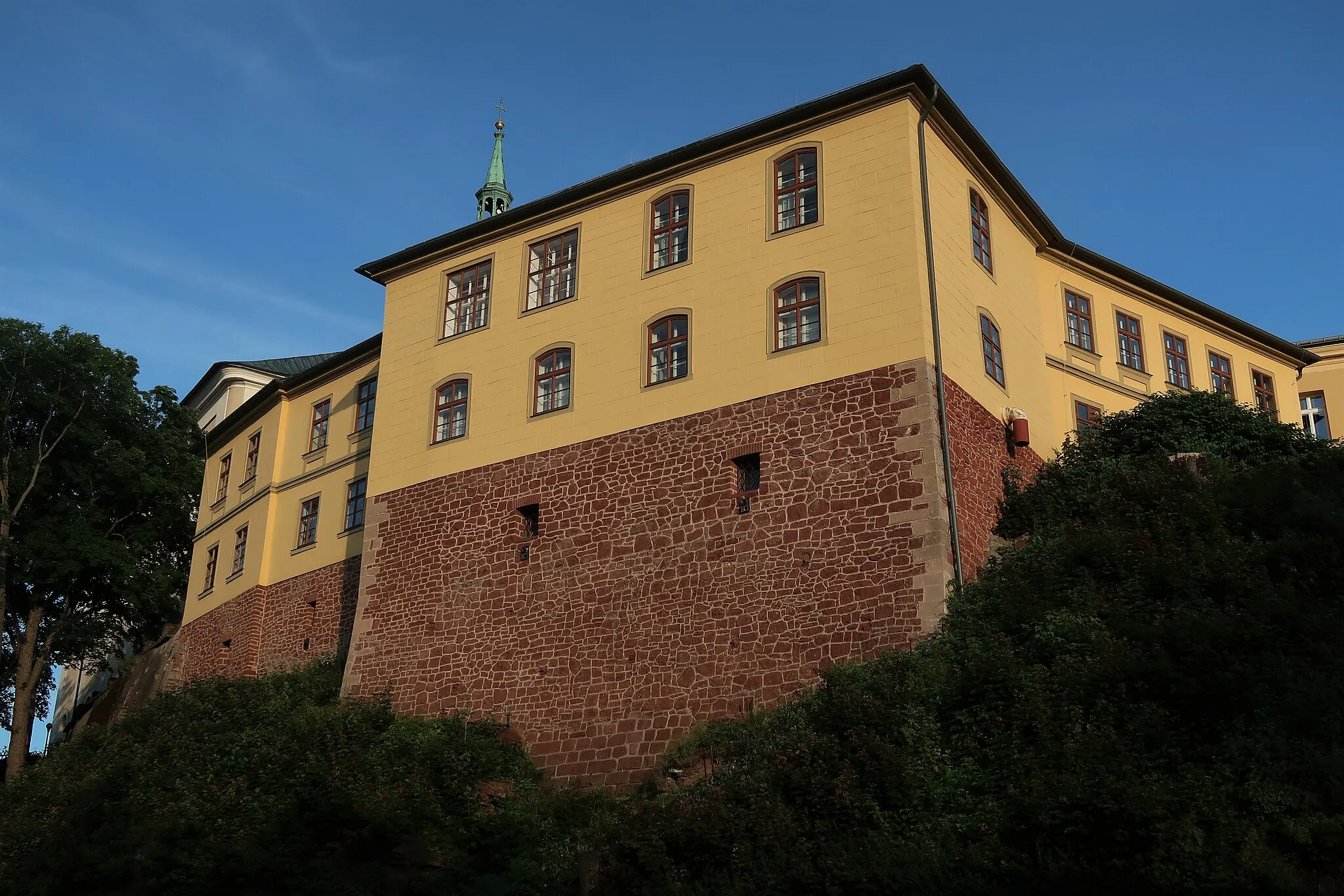 Photo showing: Bývalý hrad/zámek pohledem z Vodní ulice, nyní Muzeum Podkrkonoší.