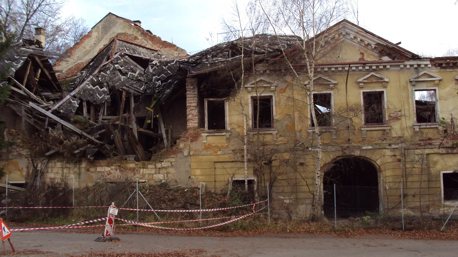 Photo showing: Ruina zámečku v Nových Zákupech zpředu a zblízka