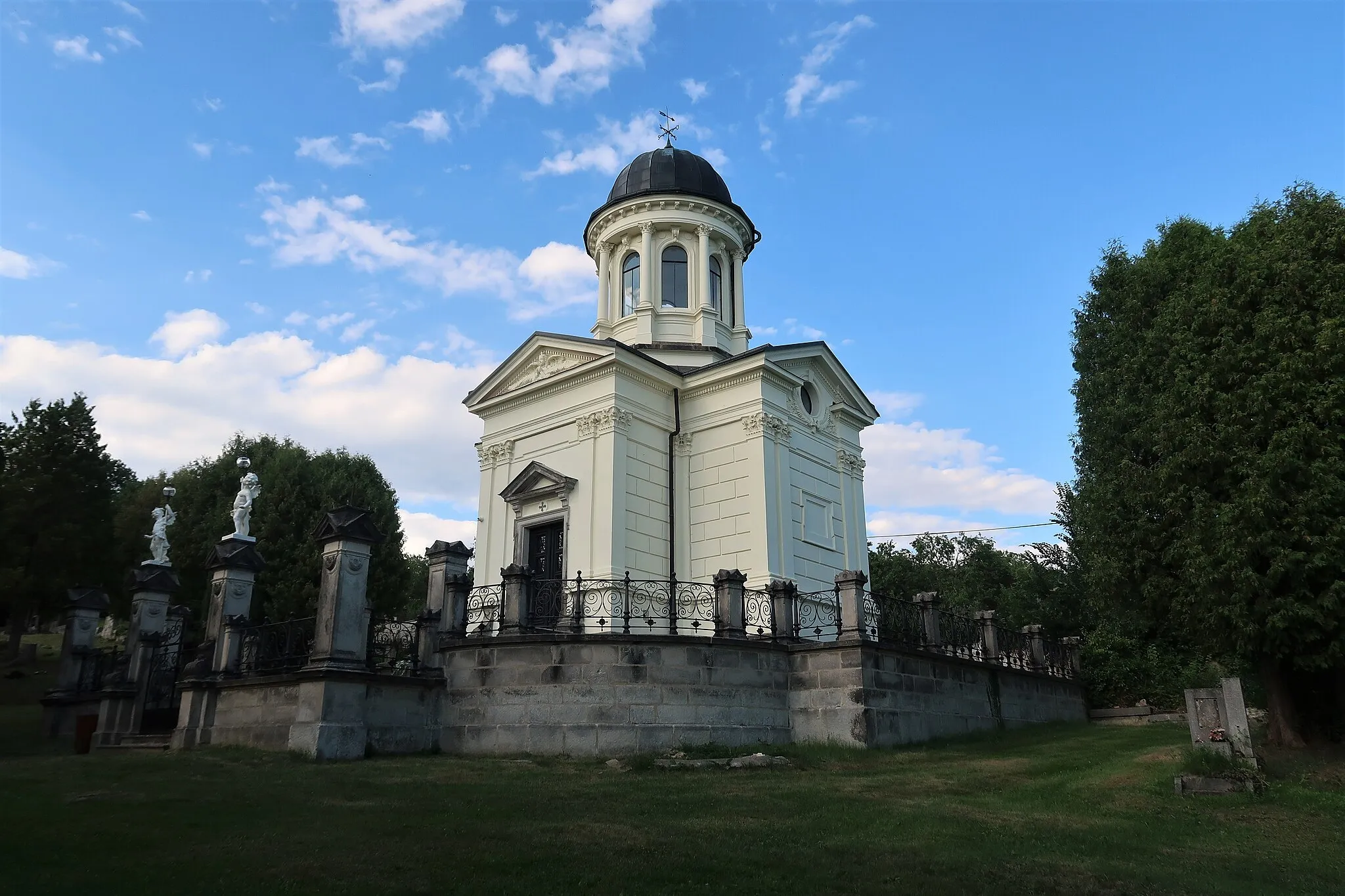 Photo showing: Hrobka továrnické rodiny Mattauschů na hřbitově