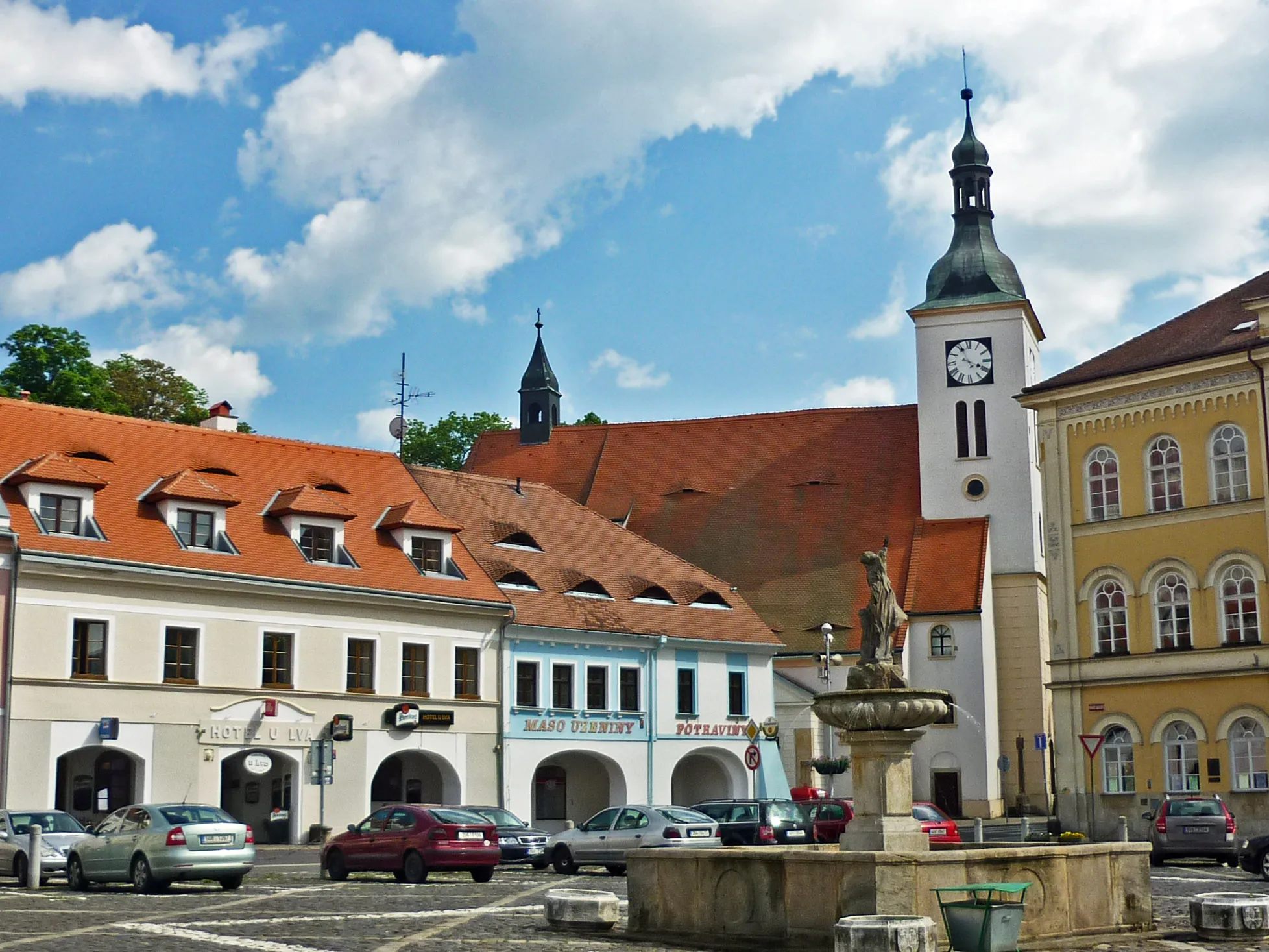 Photo showing: Ringplatz mit Kirche der Hl. Peter und Paul in Bilin (Bílina) in Nordböhmen