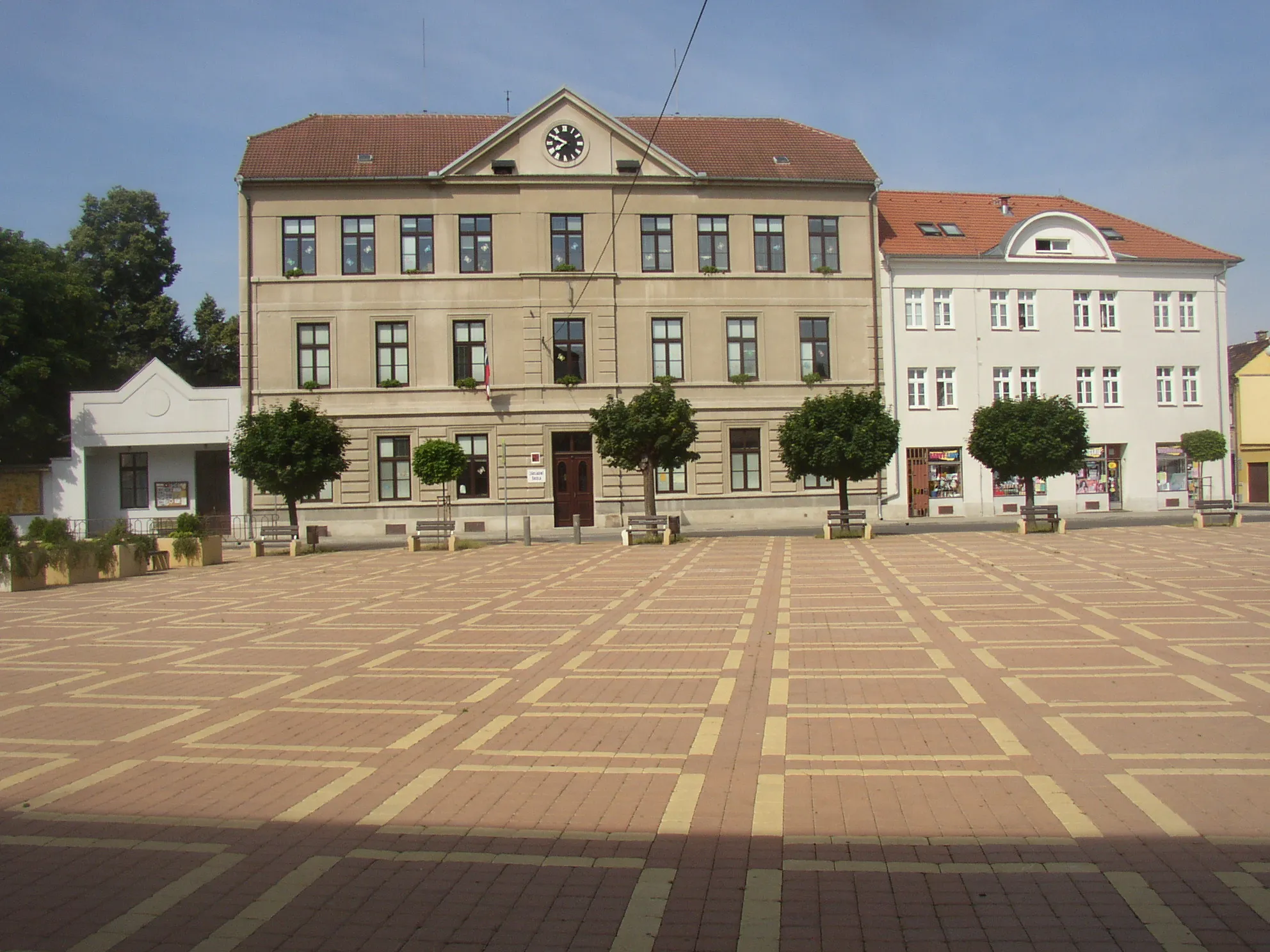 Photo showing: Bohušovice nad Ohří, Litoměřice District, Czech Republic. Elementary school in western side of Hus Square.