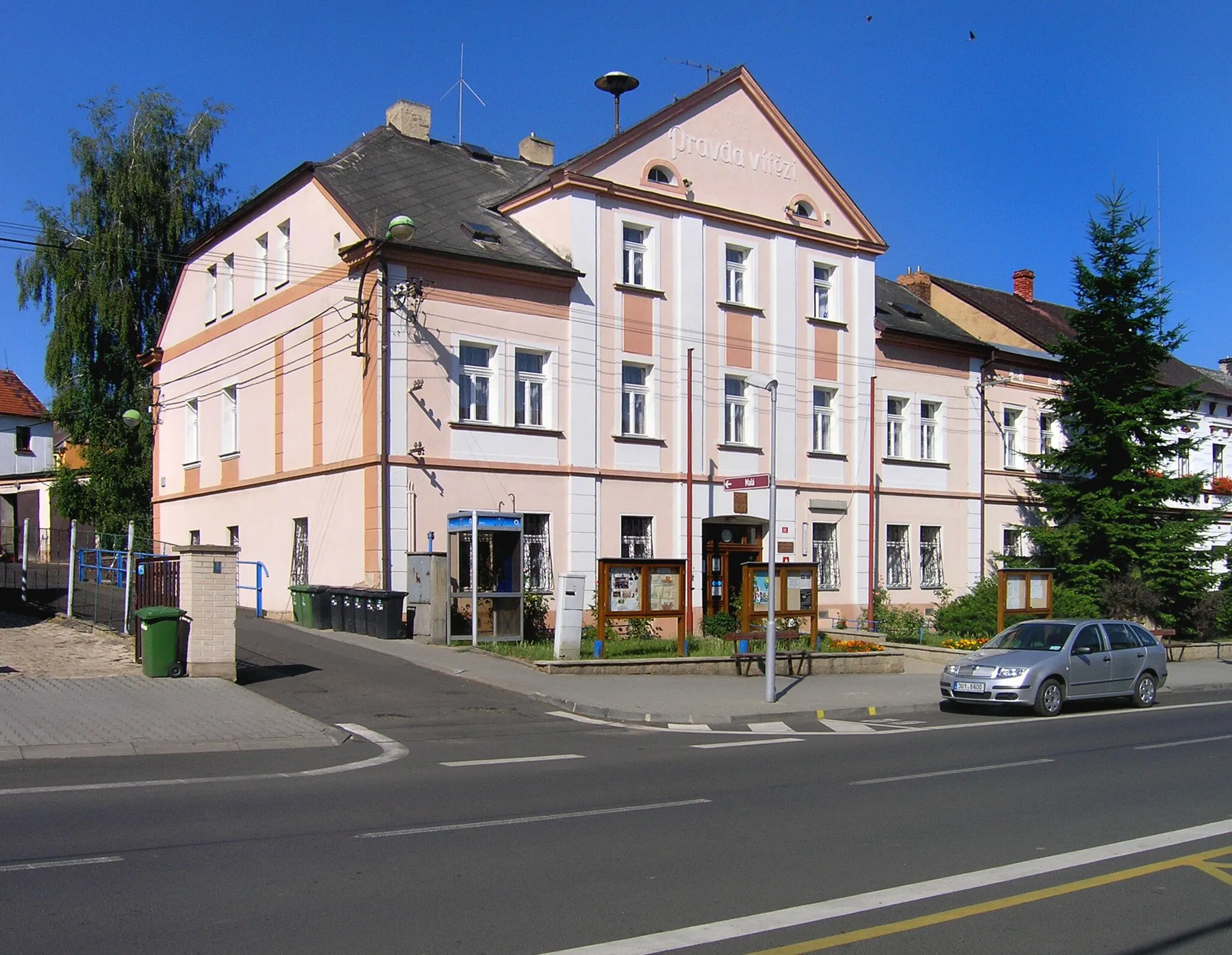 Photo showing: Municipal office in Bystřany village, Czech Republic