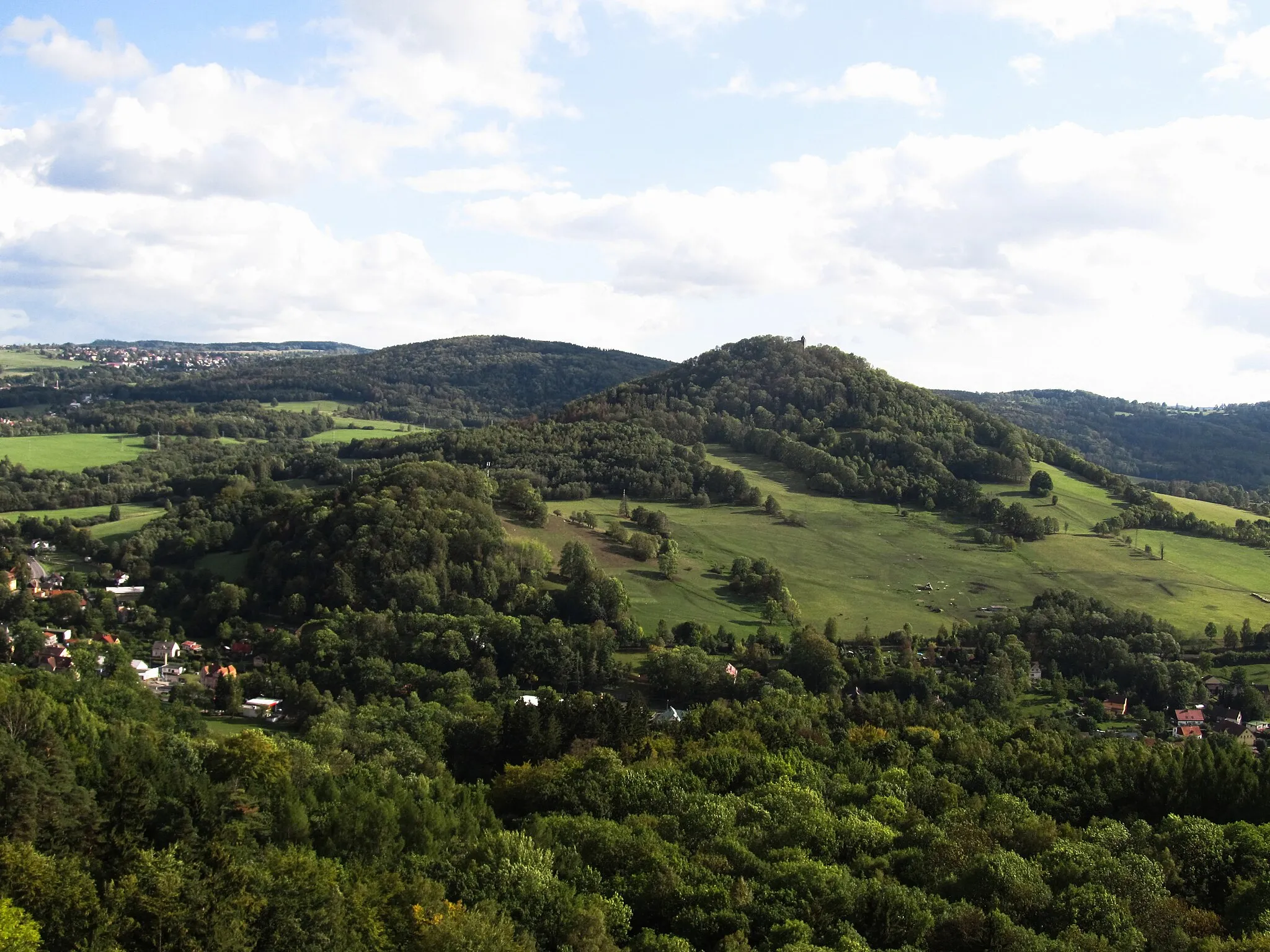 Photo showing: Zámecký vrch se zříceninou hradu nad Českou Kamenicí pohledem z vrchu Jehla