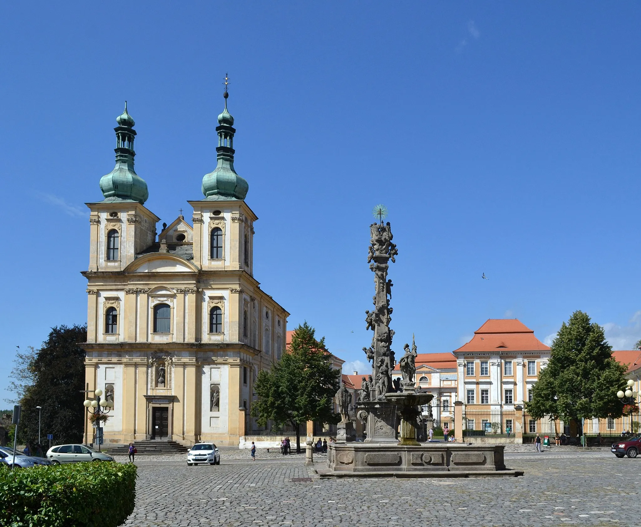 Photo showing: Duchcov - náměstí Republiky, kostel a zámek