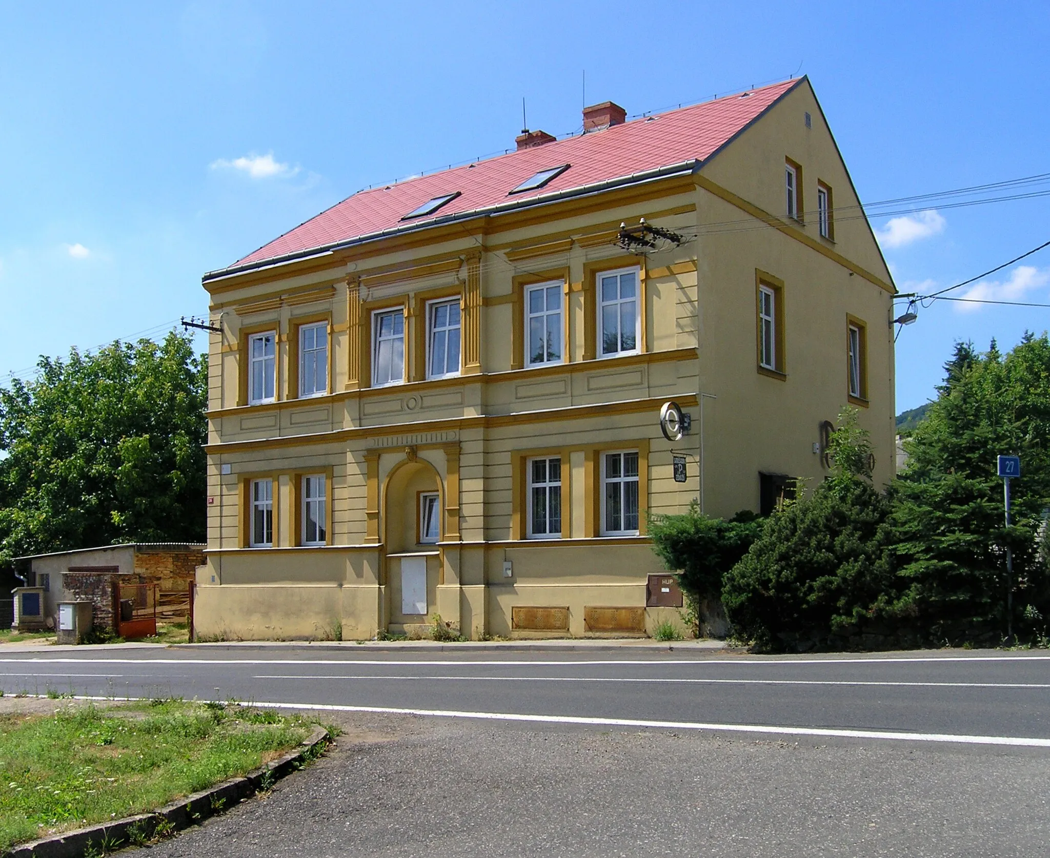 Photo showing: Old school building in Křižanov, part of Hrob town, Czech Republic
