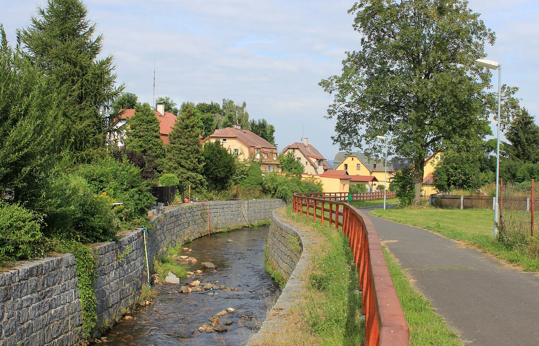 Photo showing: Bystřice river in Hroznětín, Czech Republic.
