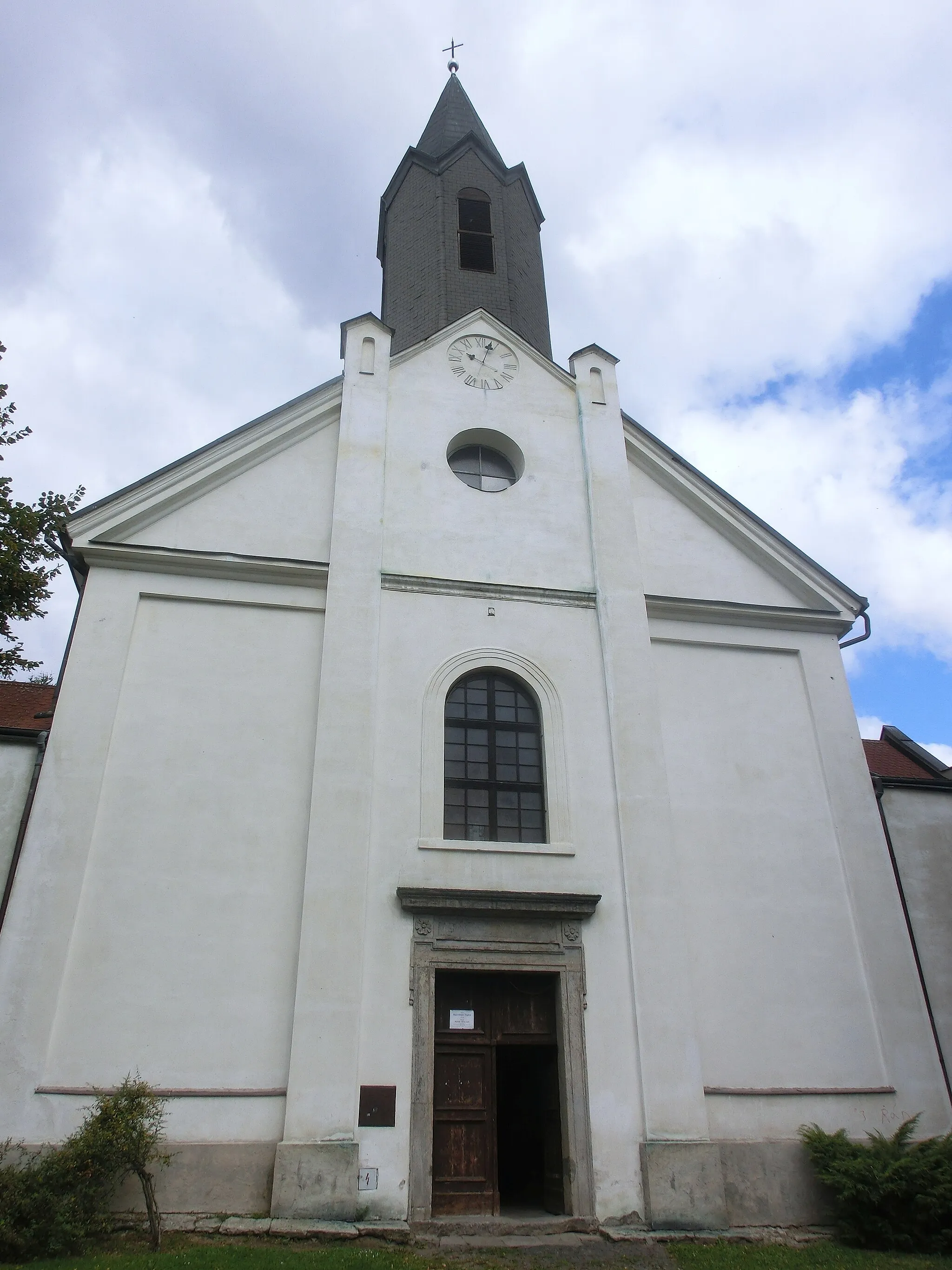 Photo showing: Pohled na průčelí kostela Nejsvětější Trojice v Jílovém u Děčína