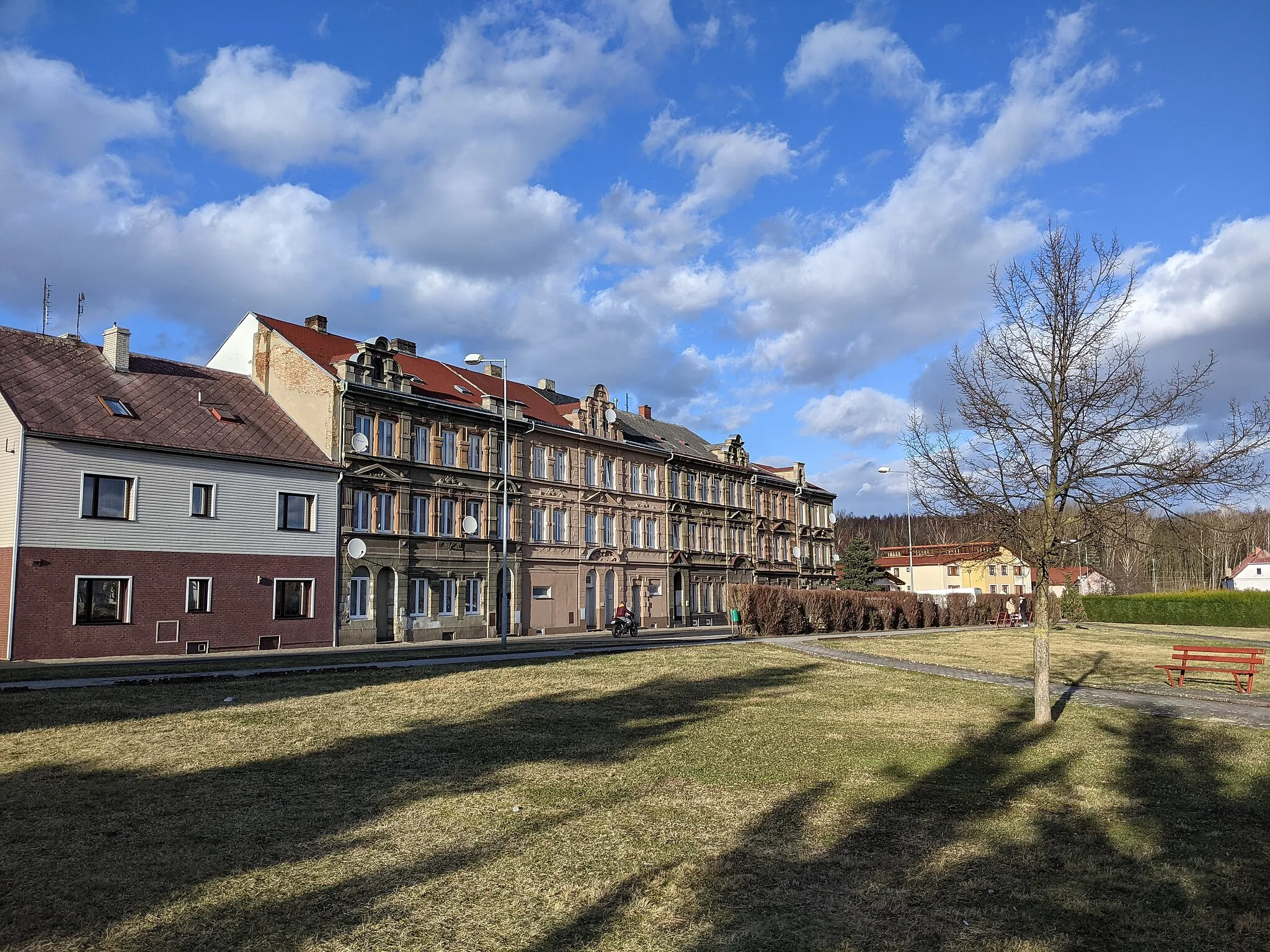 Photo showing: Košťany (Kosten) - Hornická ulice kolem čp. 180 a 235, v pozadí Mírové náměstí