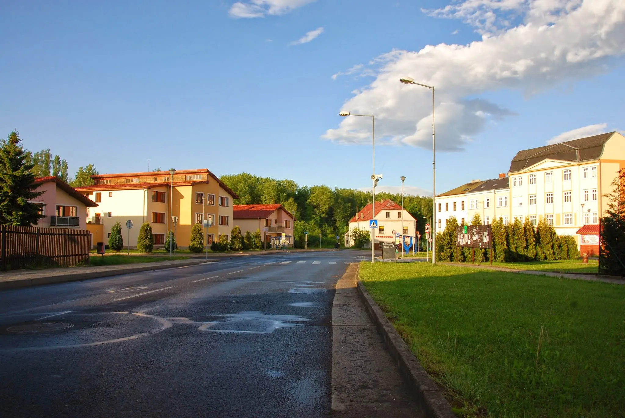 Photo showing: Pohled na Mírové náměstí od západu