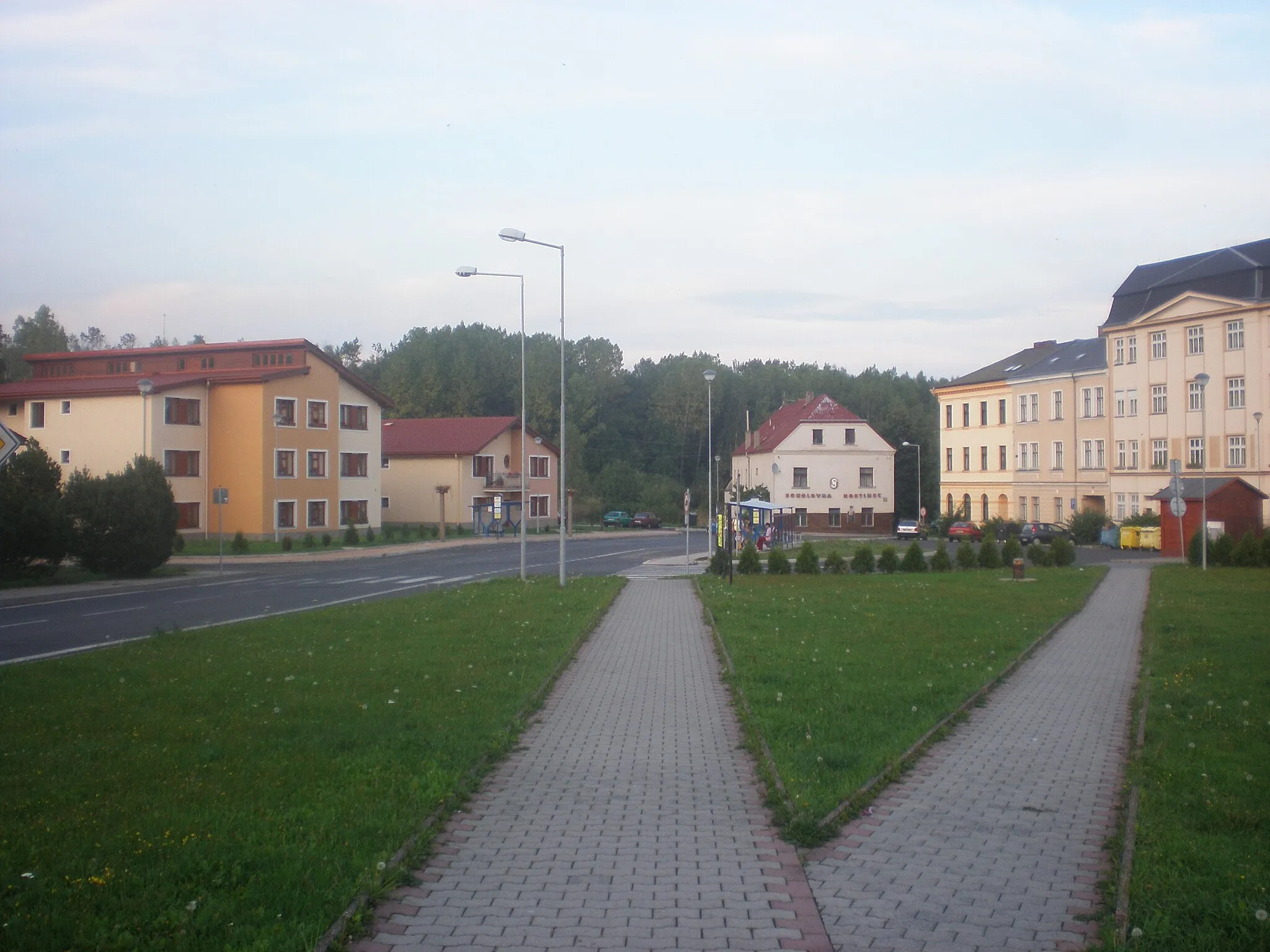 Photo showing: Mírové náměstí v Košťanech koncem léta 2008