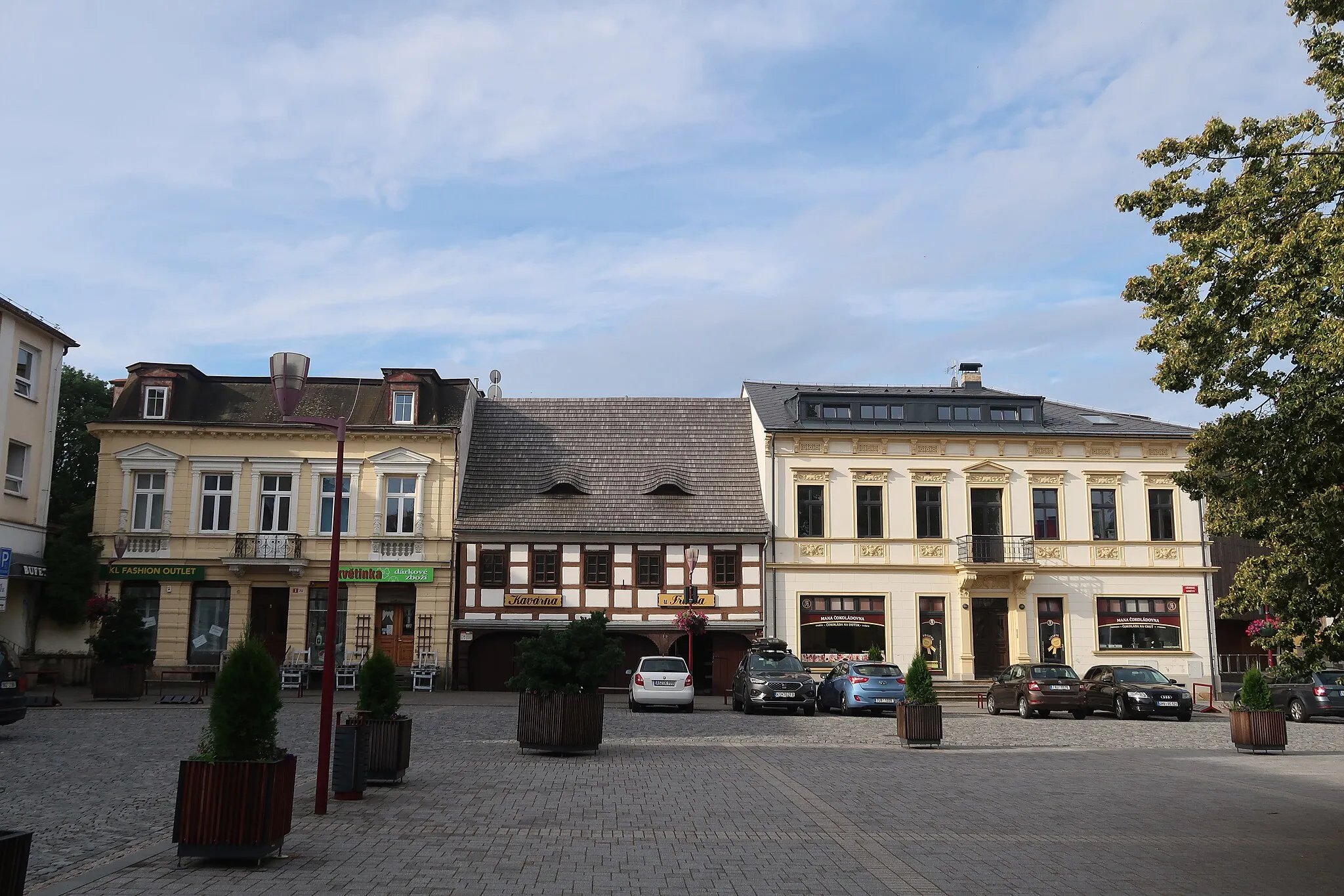 Photo showing: Západní strana Křinického náměstí s domem U Frinda