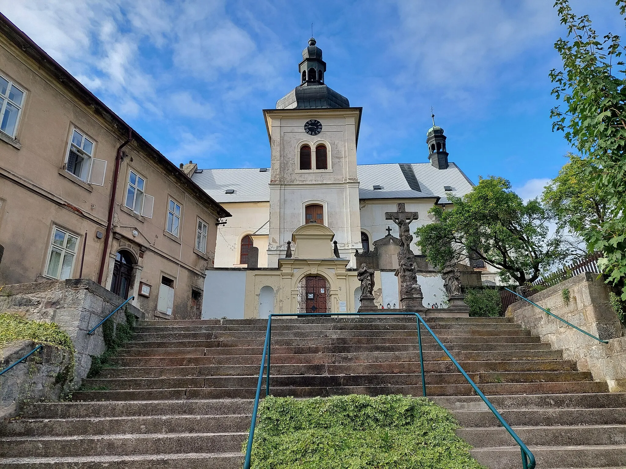 Photo showing: Pohled na kostel svatých Tří králů s budovou fary