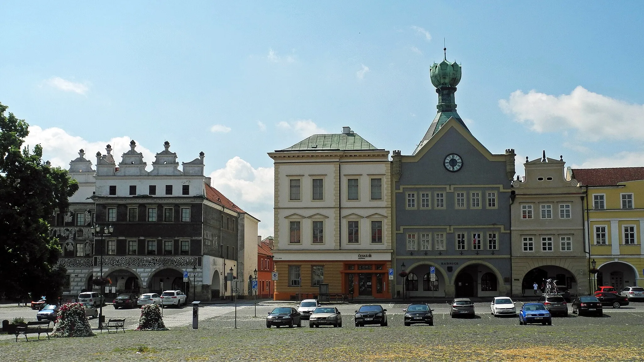 Photo showing: Blick auf den Ringplatz in Leitmeritz (Litoměřice), Mírové náměstí (u. a. mit dem Haus zum Schwarzen Adler und Kelch-Haus)