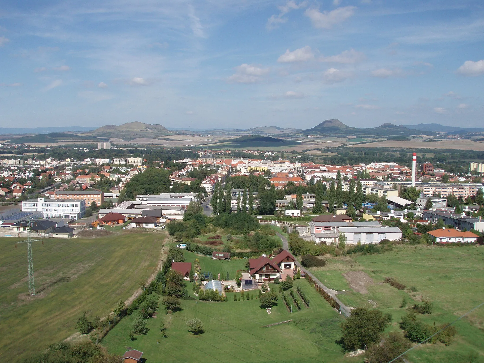 Photo showing: Pohled z vodárenské věže na sever. Za Louny se rozléhá České středohoří a dále vlevo Krušné hory.