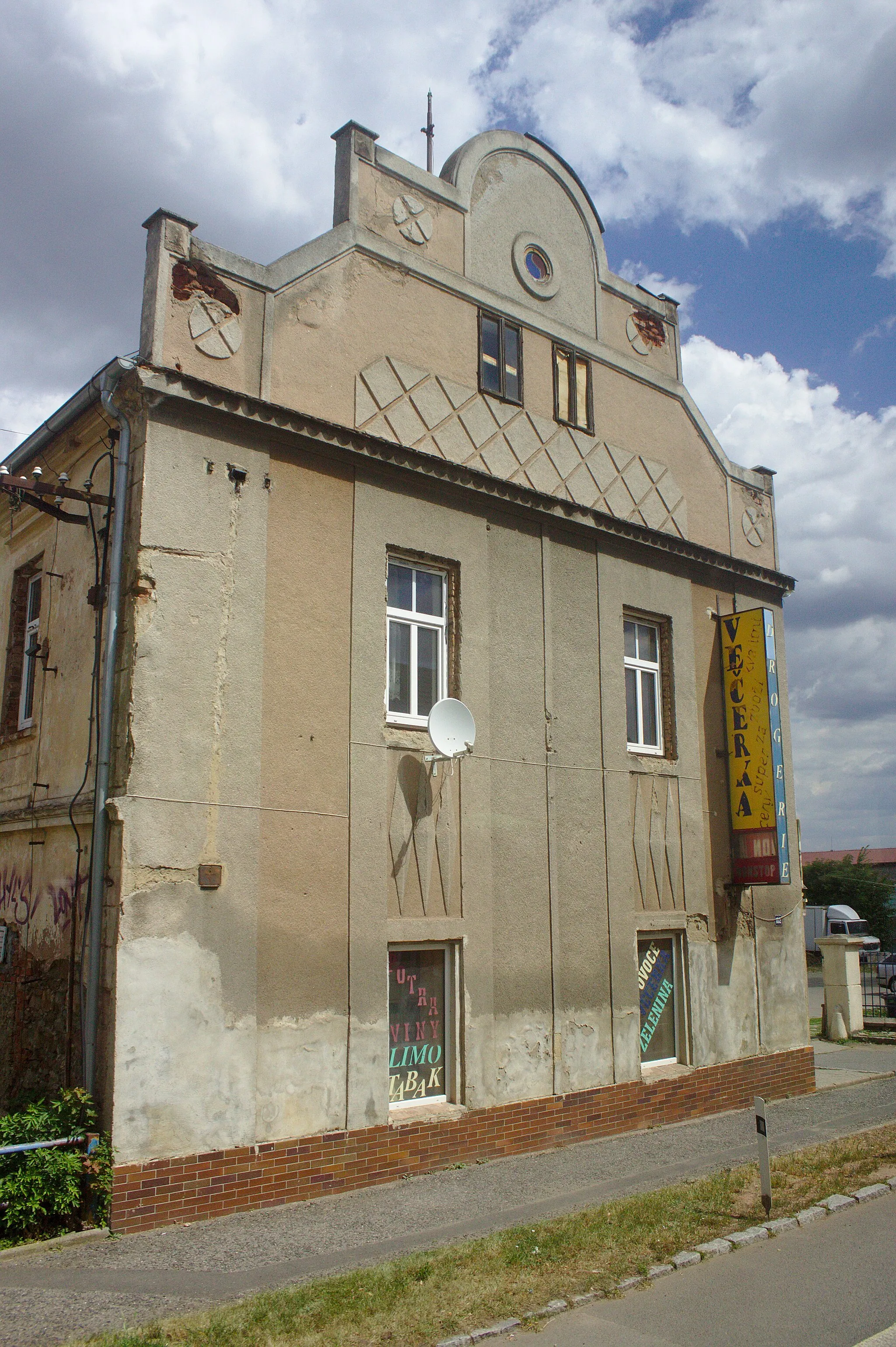 Photo showing: Front side of a building in Lubenec, Ústí Region, CZ