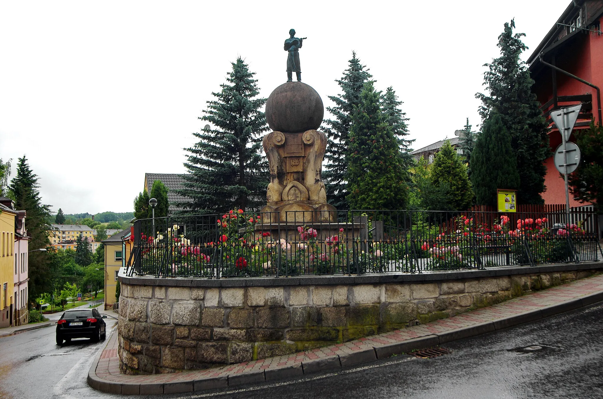 Photo showing: Socha houslaře v Lubech, okres Cheb