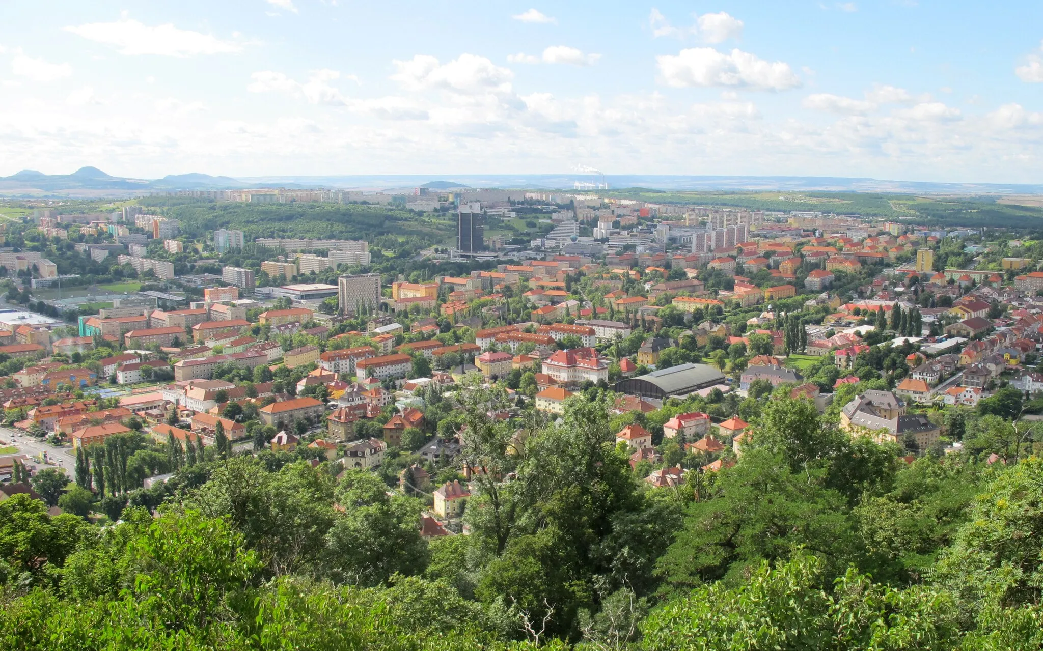Photo showing: Pohled z kopce Hněvín na město Most