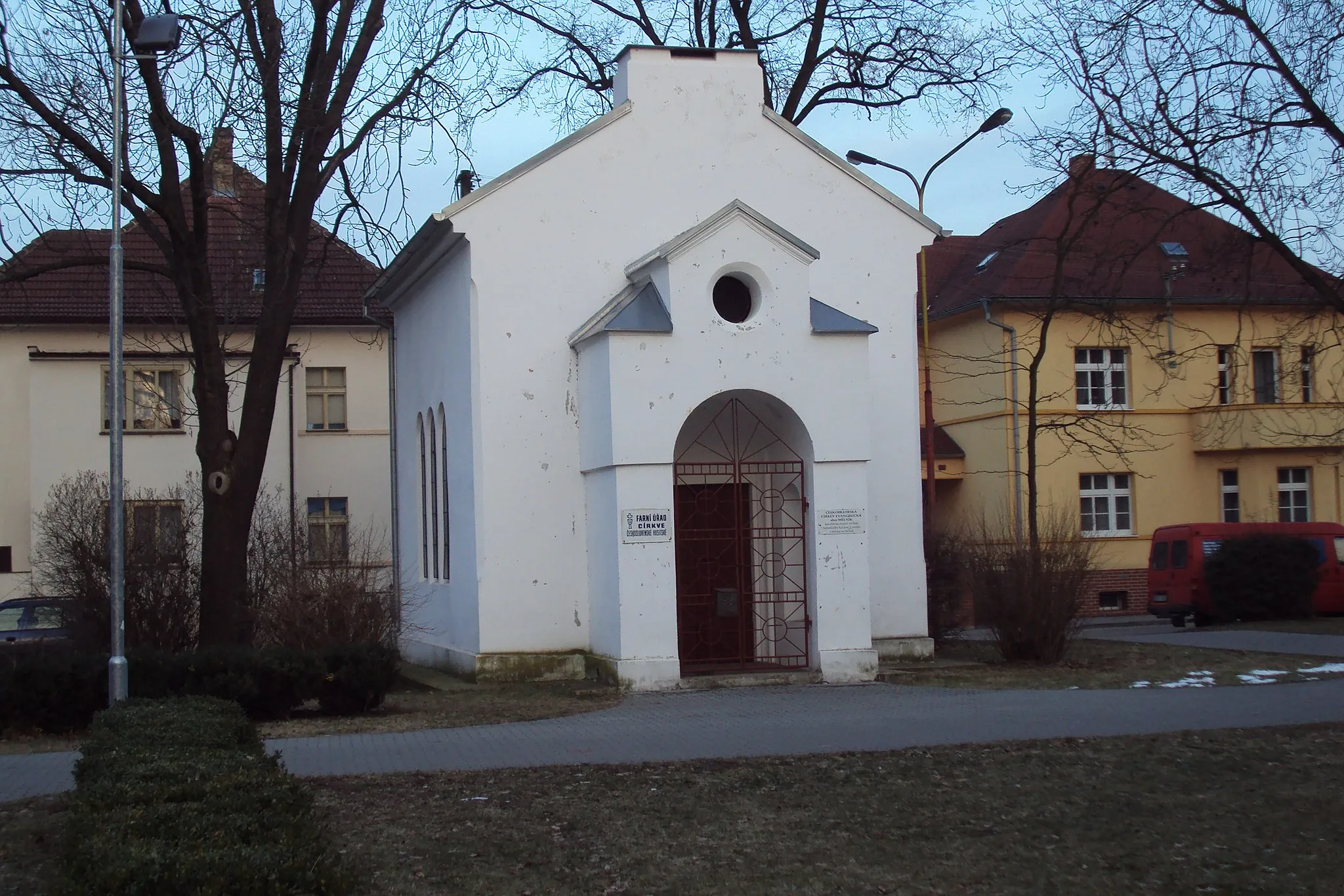 Photo showing: Fara církve československé husitské ve Štětí. Kaple sv. Antonína Paduánského je malá budova v Bezručových sadech. Jedná se původně o hřbitovní kapli postavenou roku 1850 v novorománském slohu, u které býval druhý městský hřbitov. Rekonstrukce kaple proběhla v roce 1995 a nyní slouží jako modlitebna církve československé.