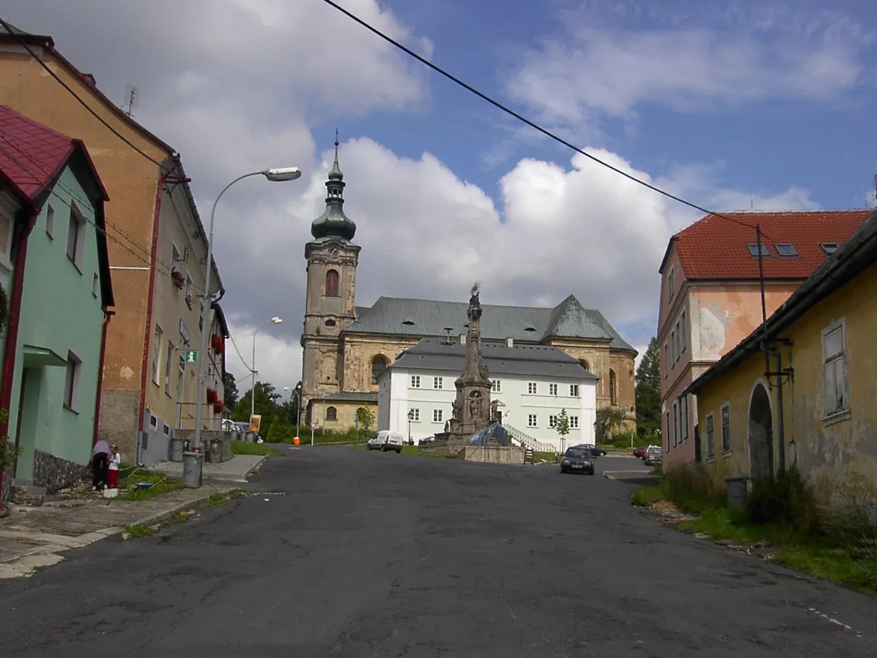 Photo showing: Square in Tepla, Czech Republic. Panorama náměstí v Teplé s kostelem sv. Jiljí