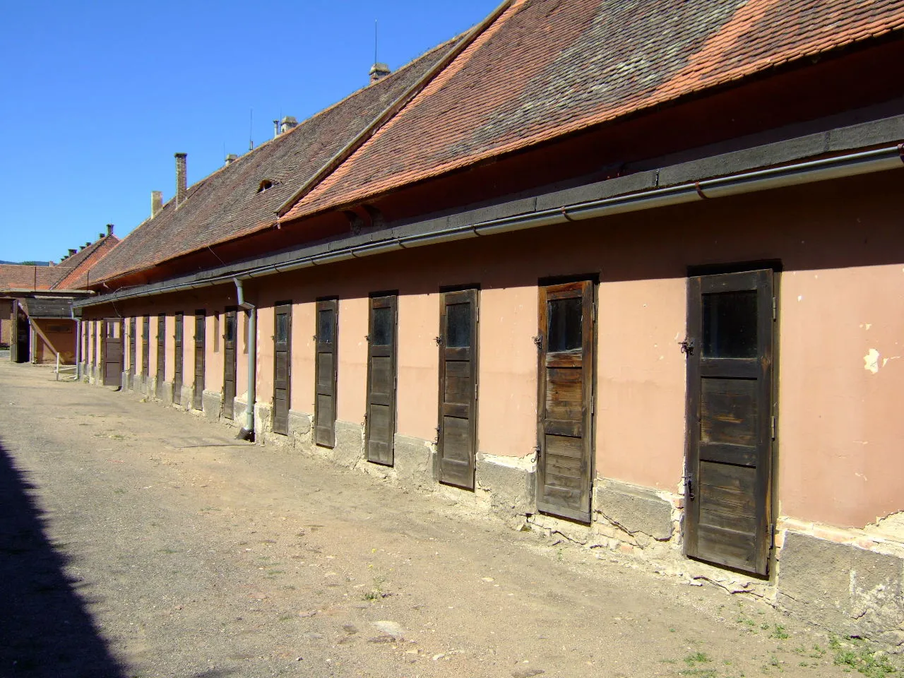 Photo showing: Einzelzellen im Hof III (ehem. Frauenabteilung) der Kleinen Festung in Theresienstadt