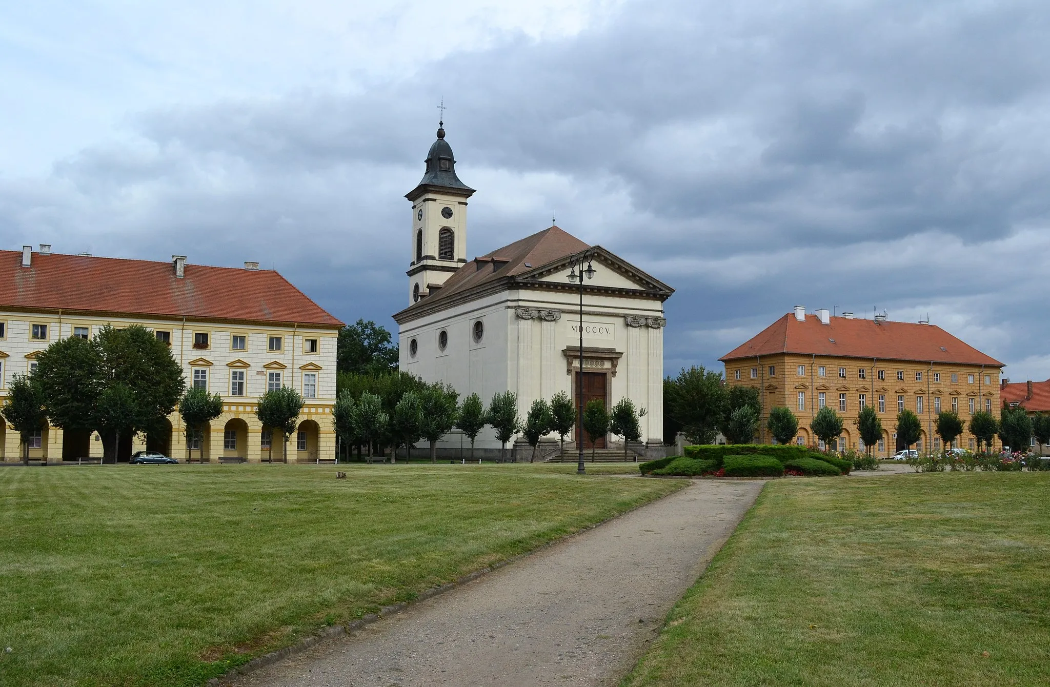 Photo showing: Terezín - náměstí ČSA, pohled od SZ