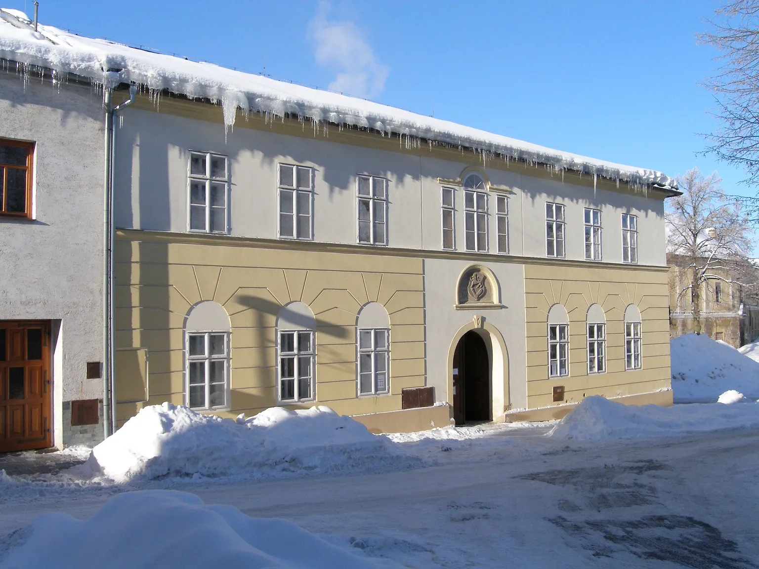 Photo showing: Toužim, bývalá radnice čp. 35 na náměstí Jiřího z Poděbrad (stav po rekonstrukci fasády).