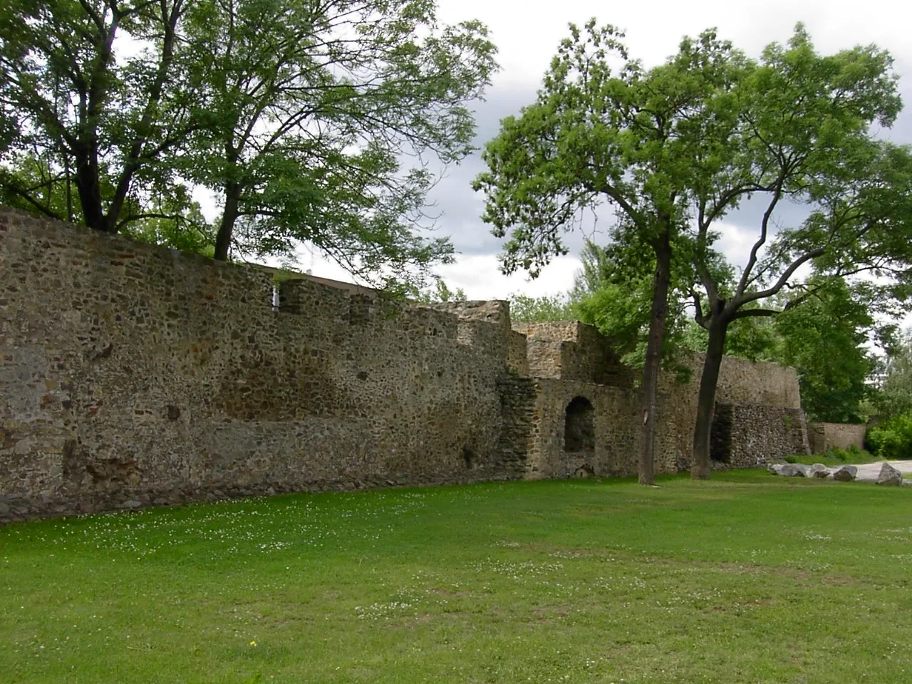 Photo showing: Few parts of city walls in Beroun, southern side of the fortifications, central part of the town