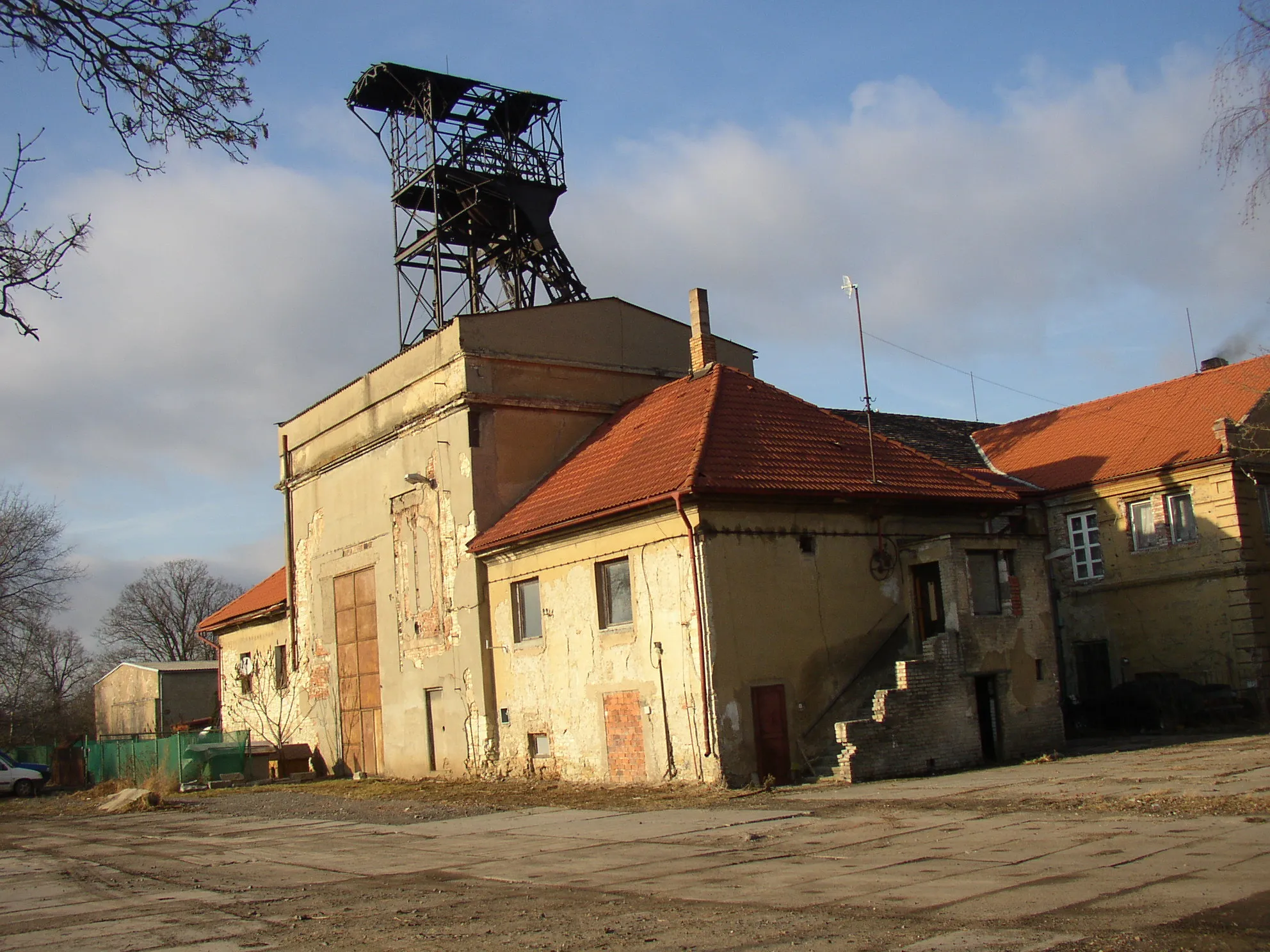 Photo showing: Defunct Michael colliery in Brandýsek, Kladno District, Czech Republic. The 1900s headframe, one of only three preserved in Kladno area, is a listed cultural monument.