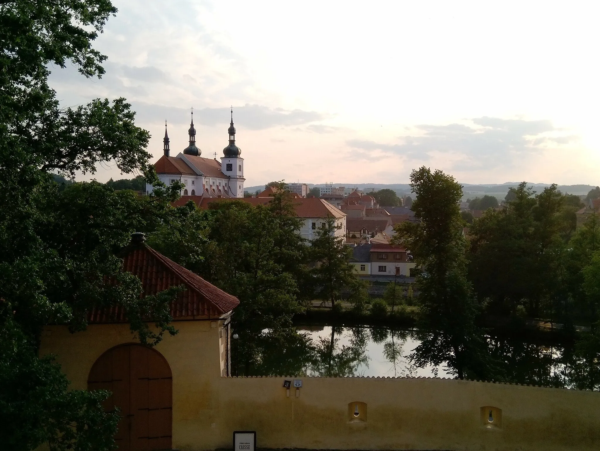 Photo showing: Pohled na kostel ze zámku Březnice