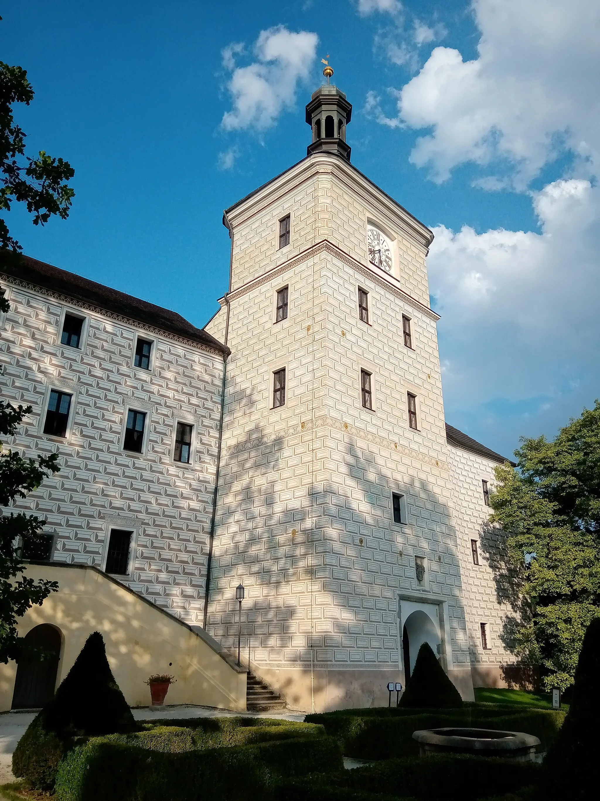 Photo showing: Pohled na březnický zámek od vstupu do zámeckého parku směrem od náměstí.